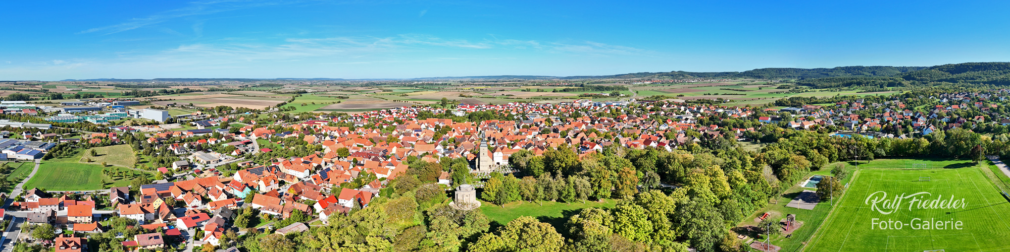 Drohnen-Panoramafoto mit Burgbernheim vom Kapellenberg aus