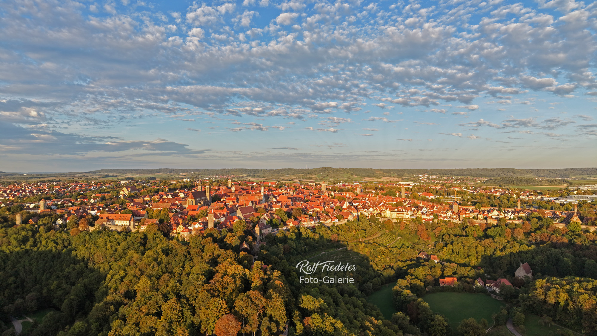 Drohnenfoto mit Rothenburg ob der Tauber vom Beobachtungspunkt aus