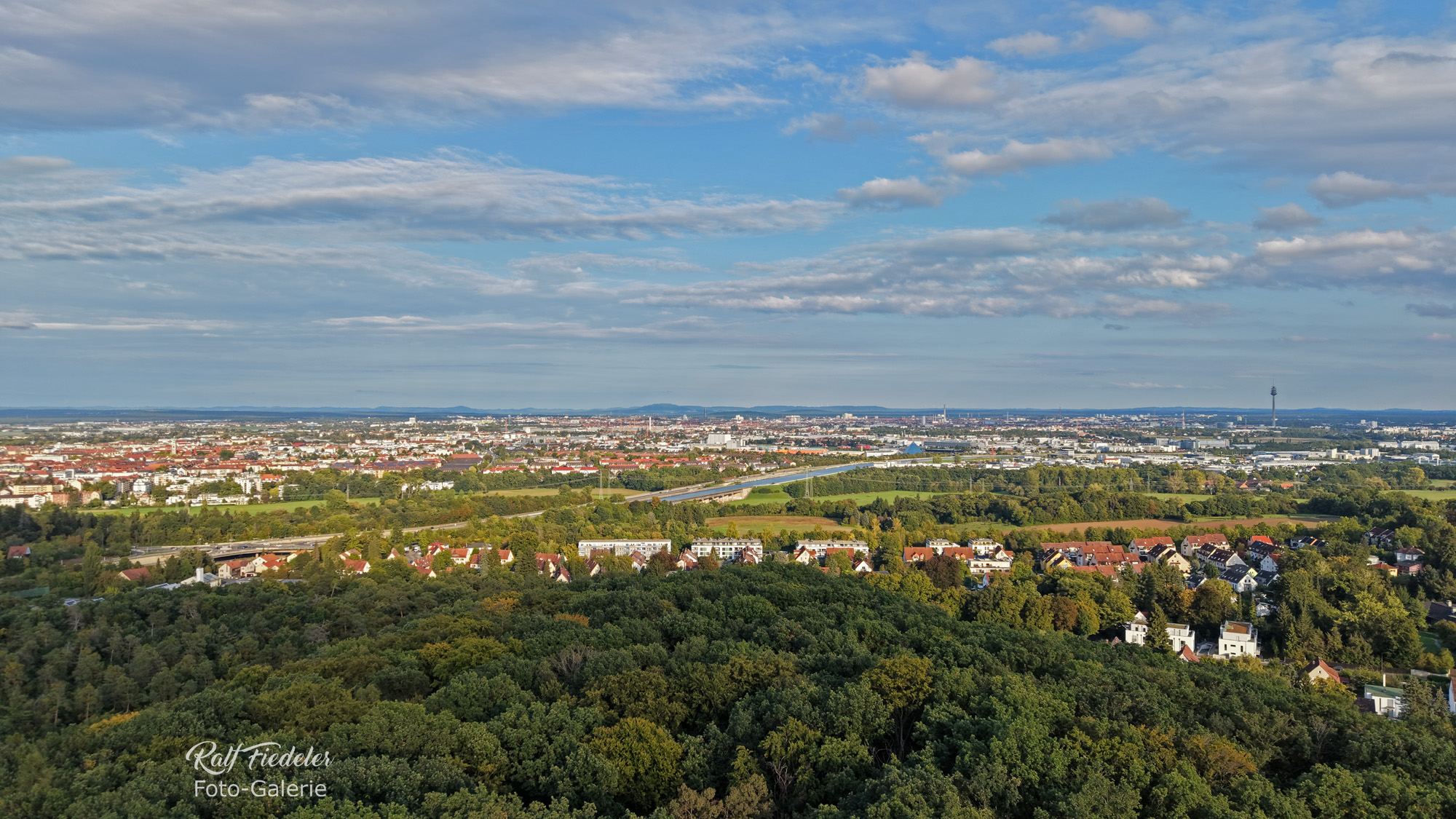 Drohnenfoto mit Fürth vom Aussichtsturm Alte Veste aus