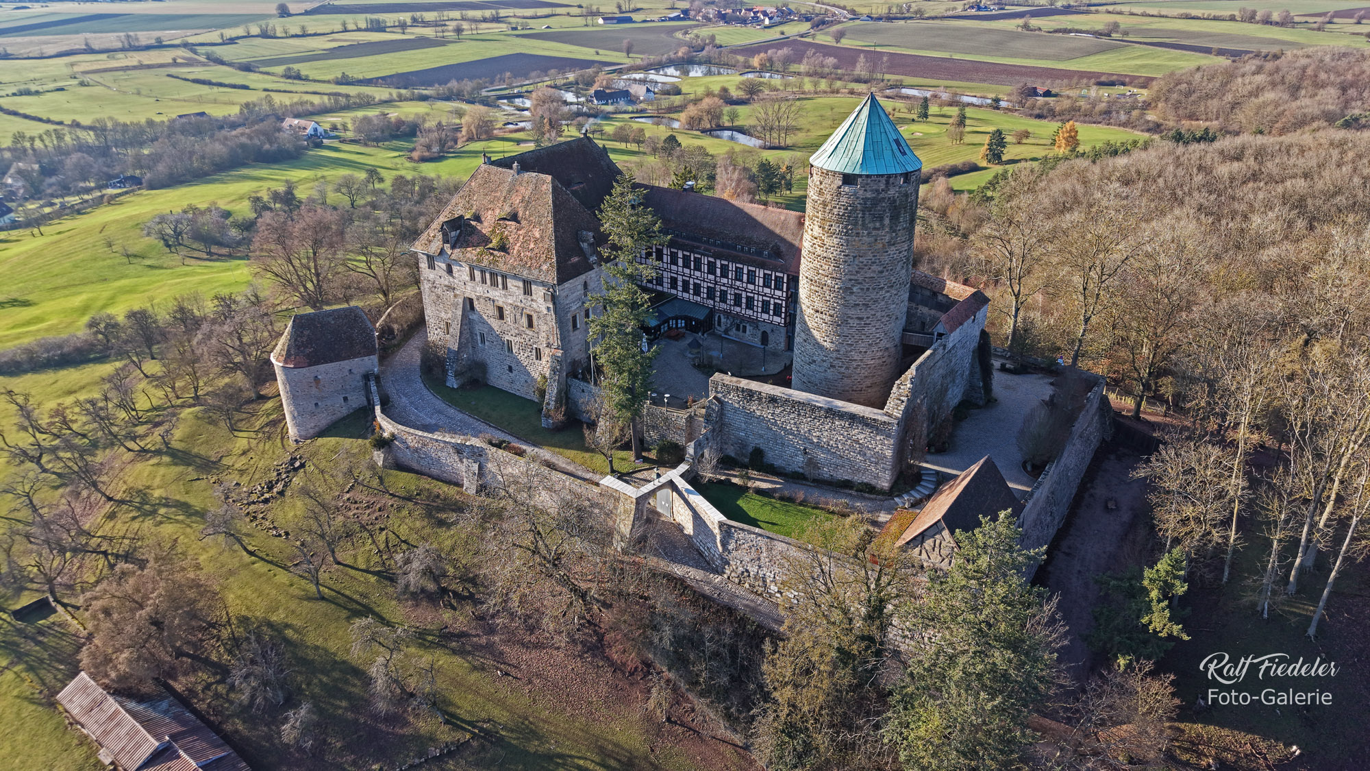 Drohnenfoto von der Burg Colmberg mit Innenhof aus größerer Flughöhe