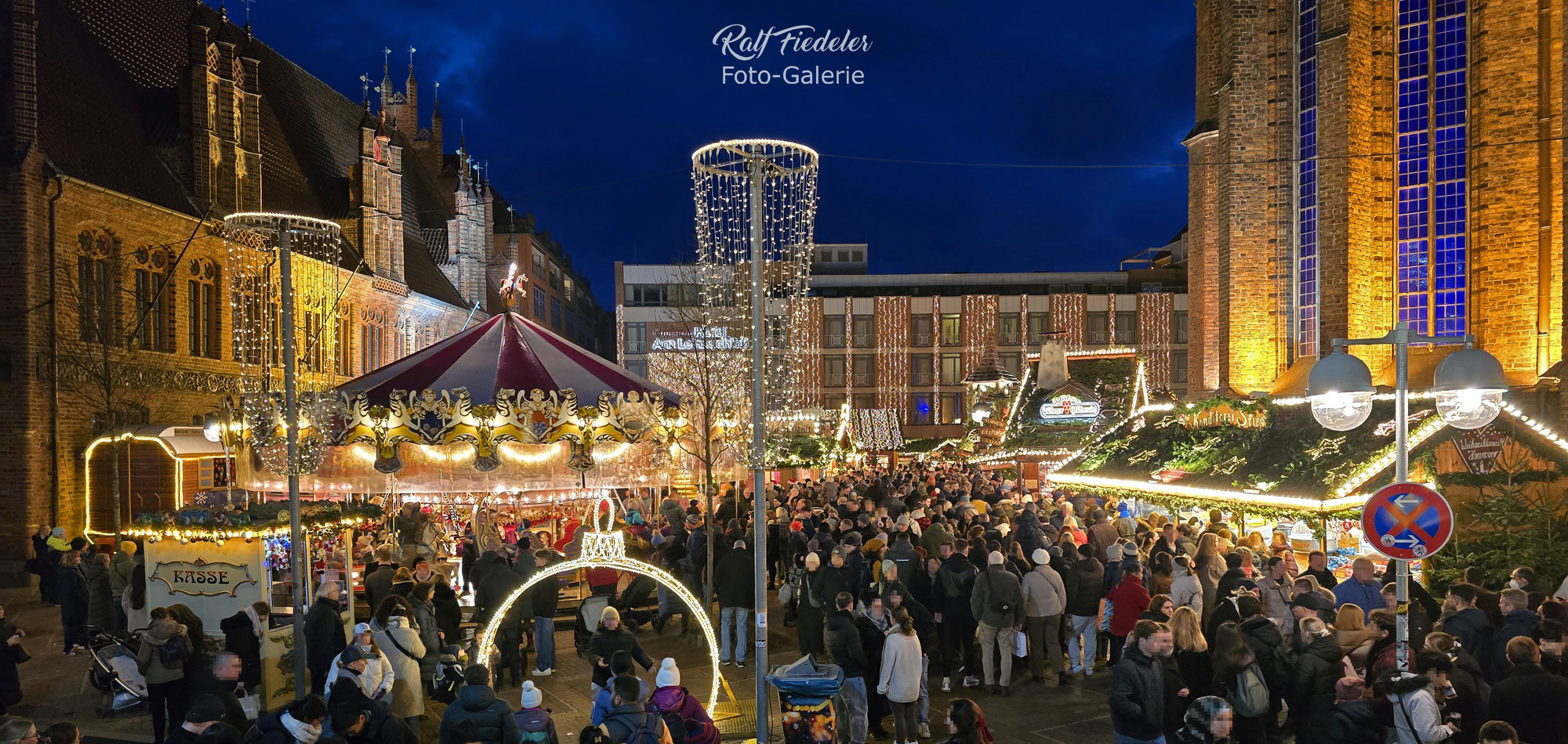 Weihnachtsmarkt in Hannover an der Marktkirche mit dem großen Karussell