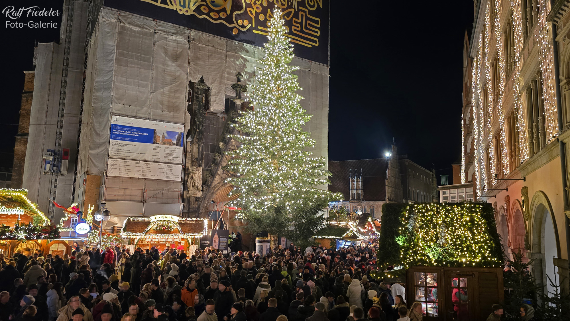 Weihnachtsbaum auf dem Weihnachtsmarkt in Hannover an der Marktkirche