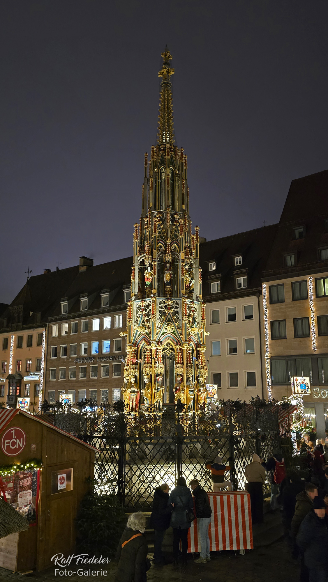 Schöner Brunnen auf dem Nürnberger Christkindlesmarkt