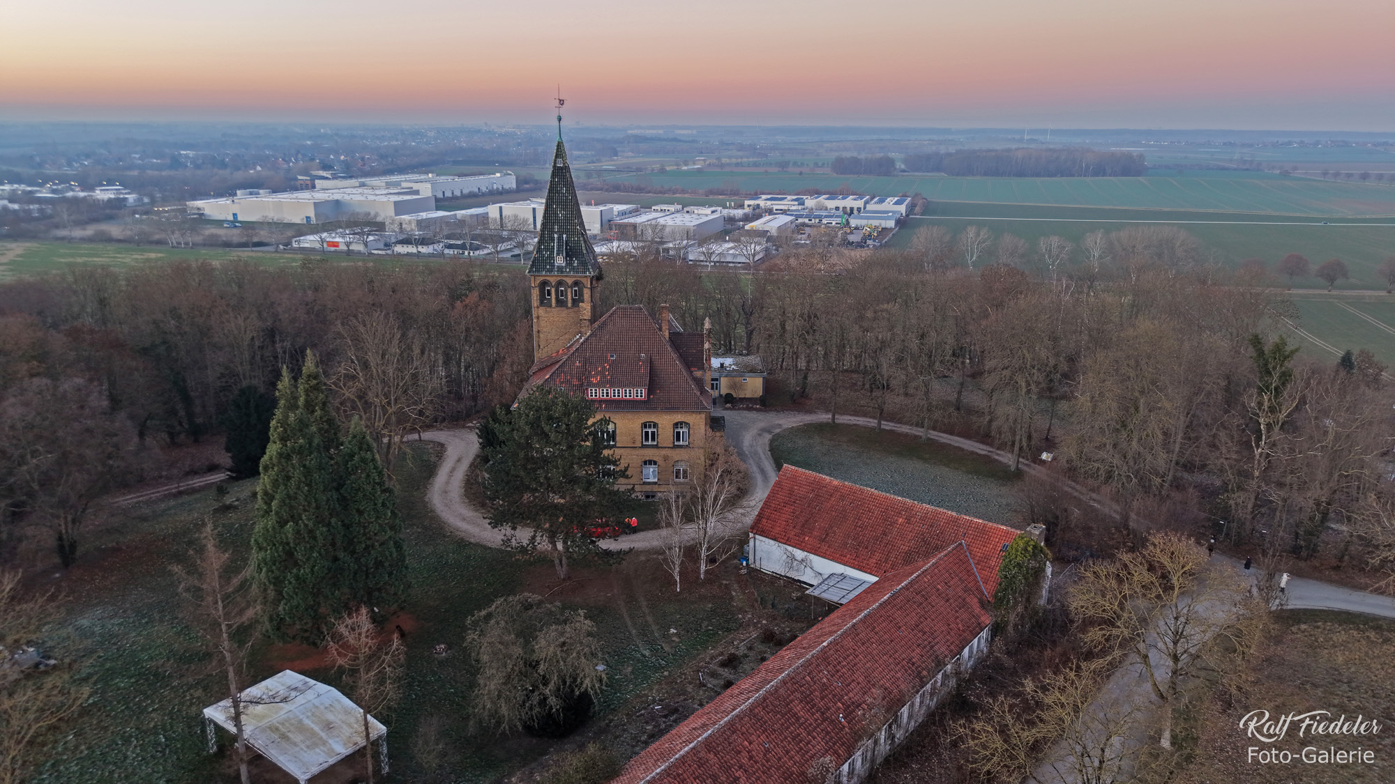 Drohnenfoto von der Villa Steinberg bei Sarstedt aus süd-östlicher Richtung