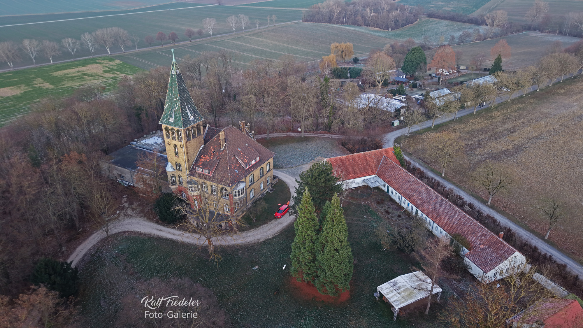 Drohnenfoto von der Villa Steinberg bei Sarstedt aus süd-westlicher Richtung