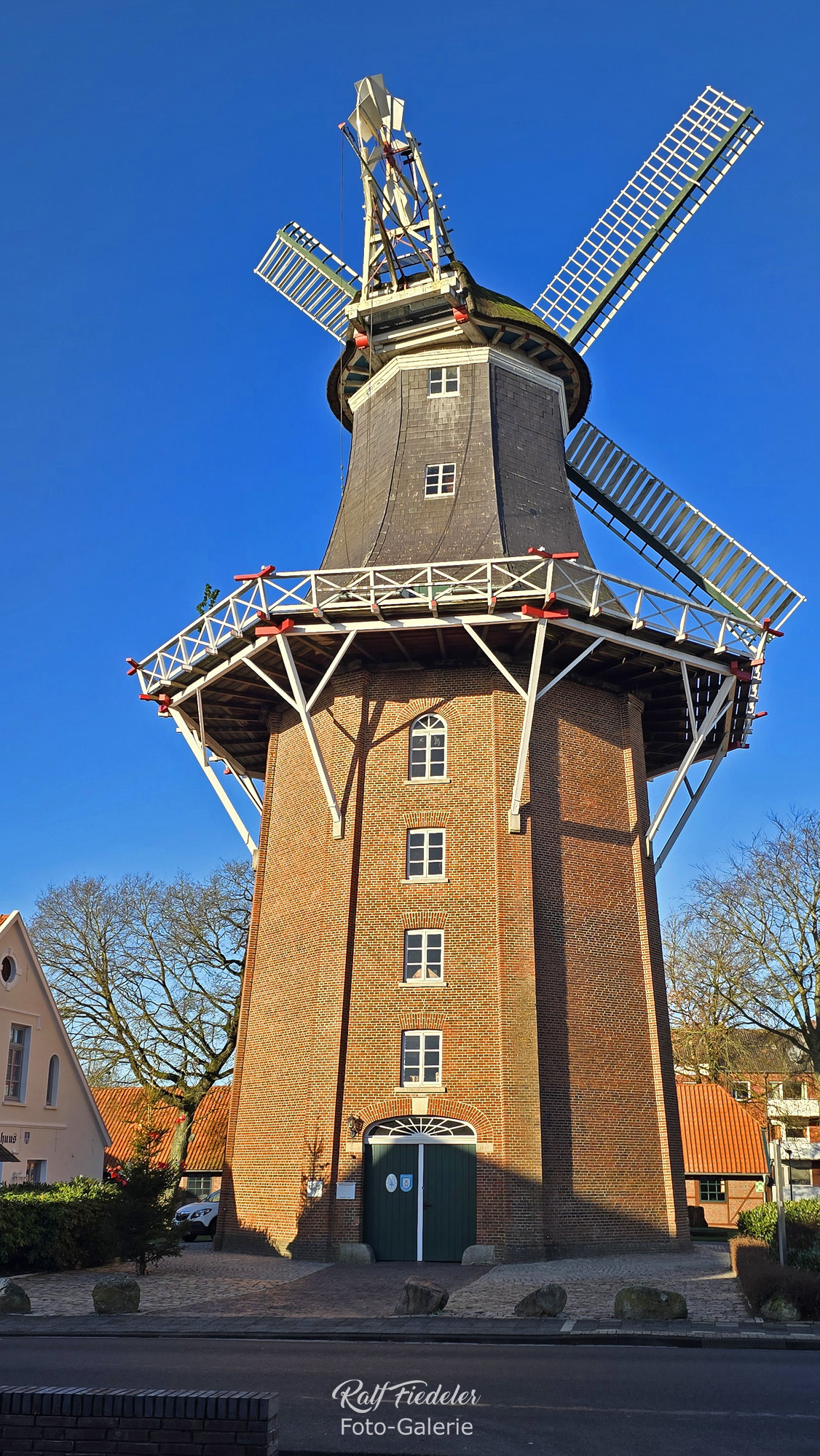 Windmühle in Varel von der anderen Straßenseite aus