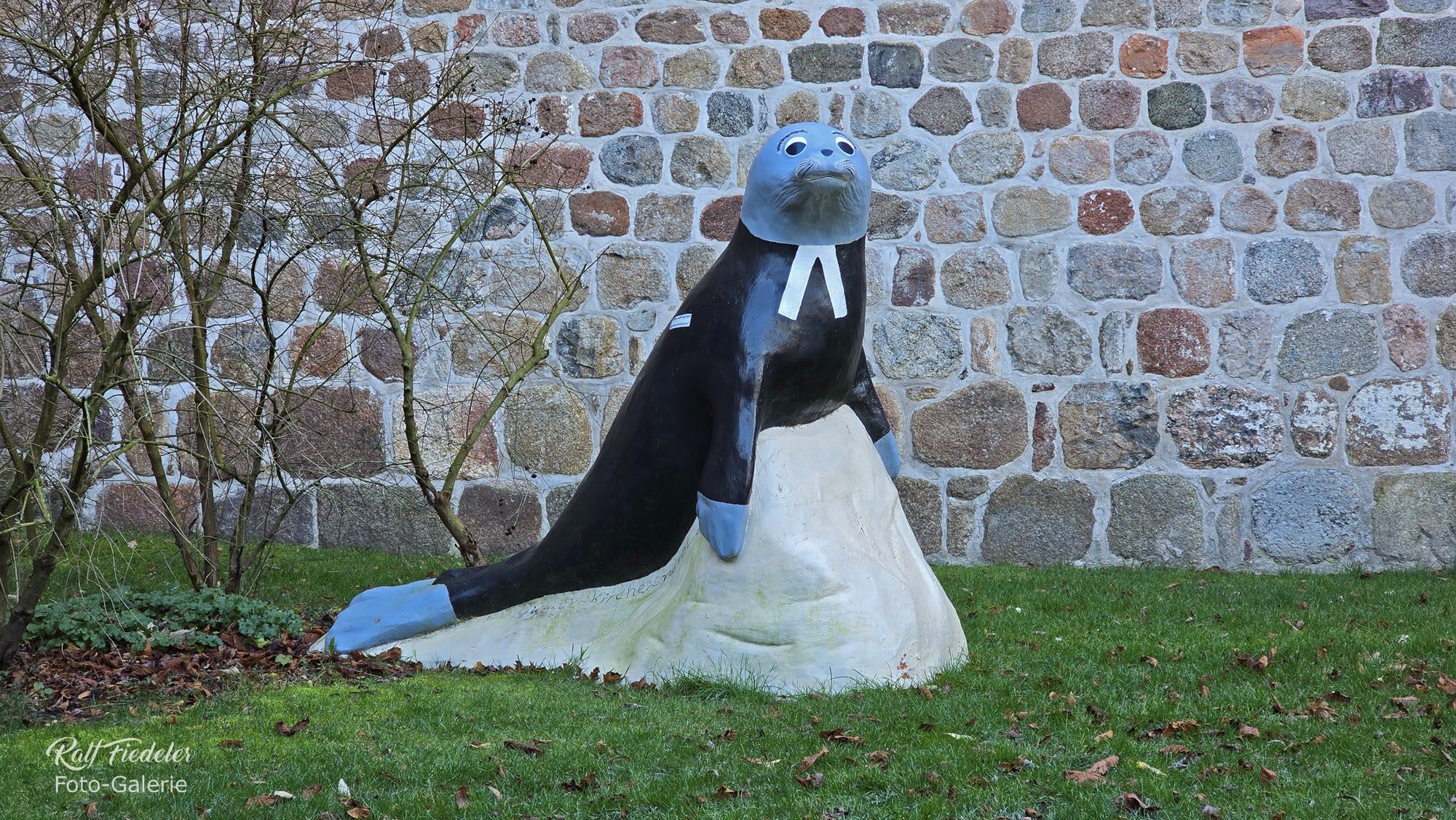 Figur eines Seehundes im Pfarrergewand