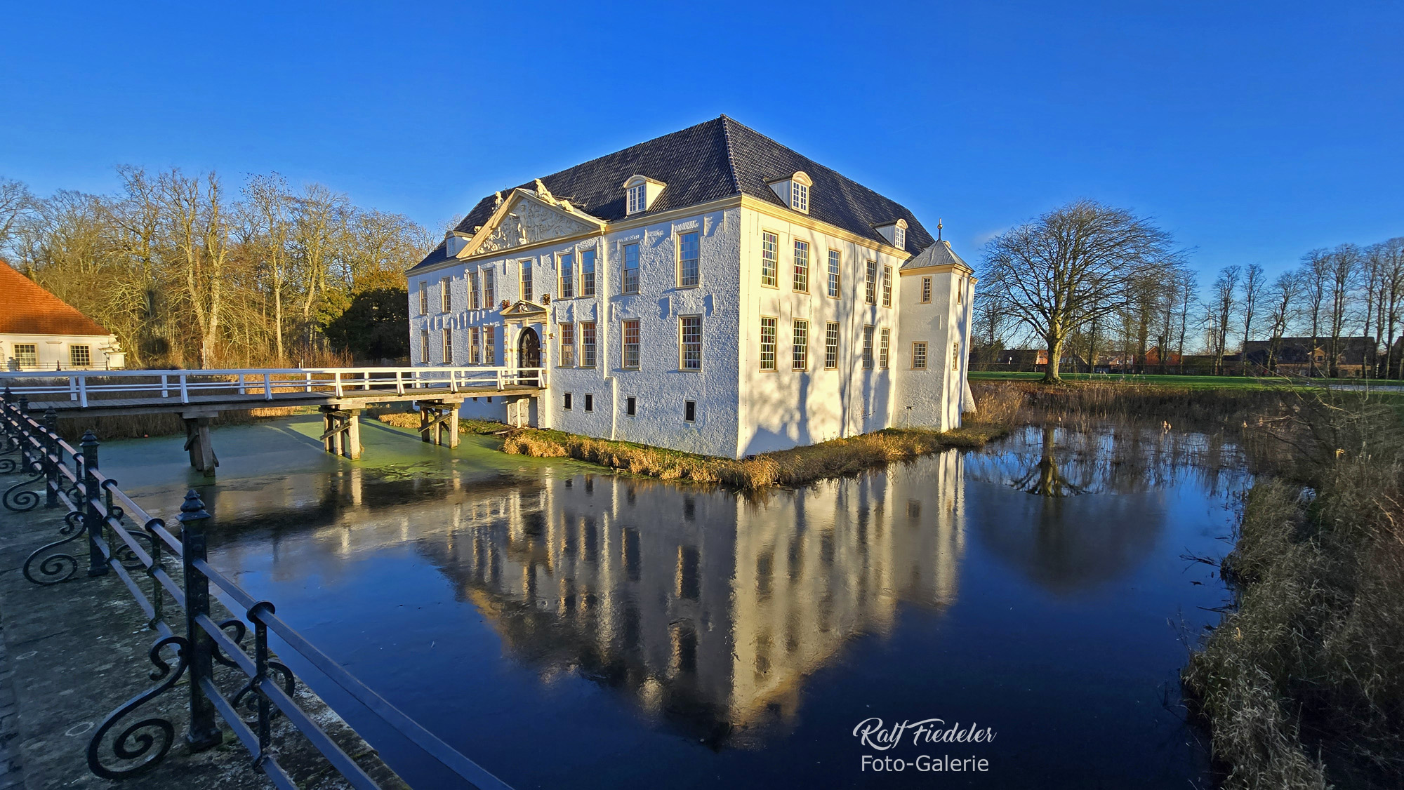 Wasserschloss Norderburg in Dornum schräg von der Seite
