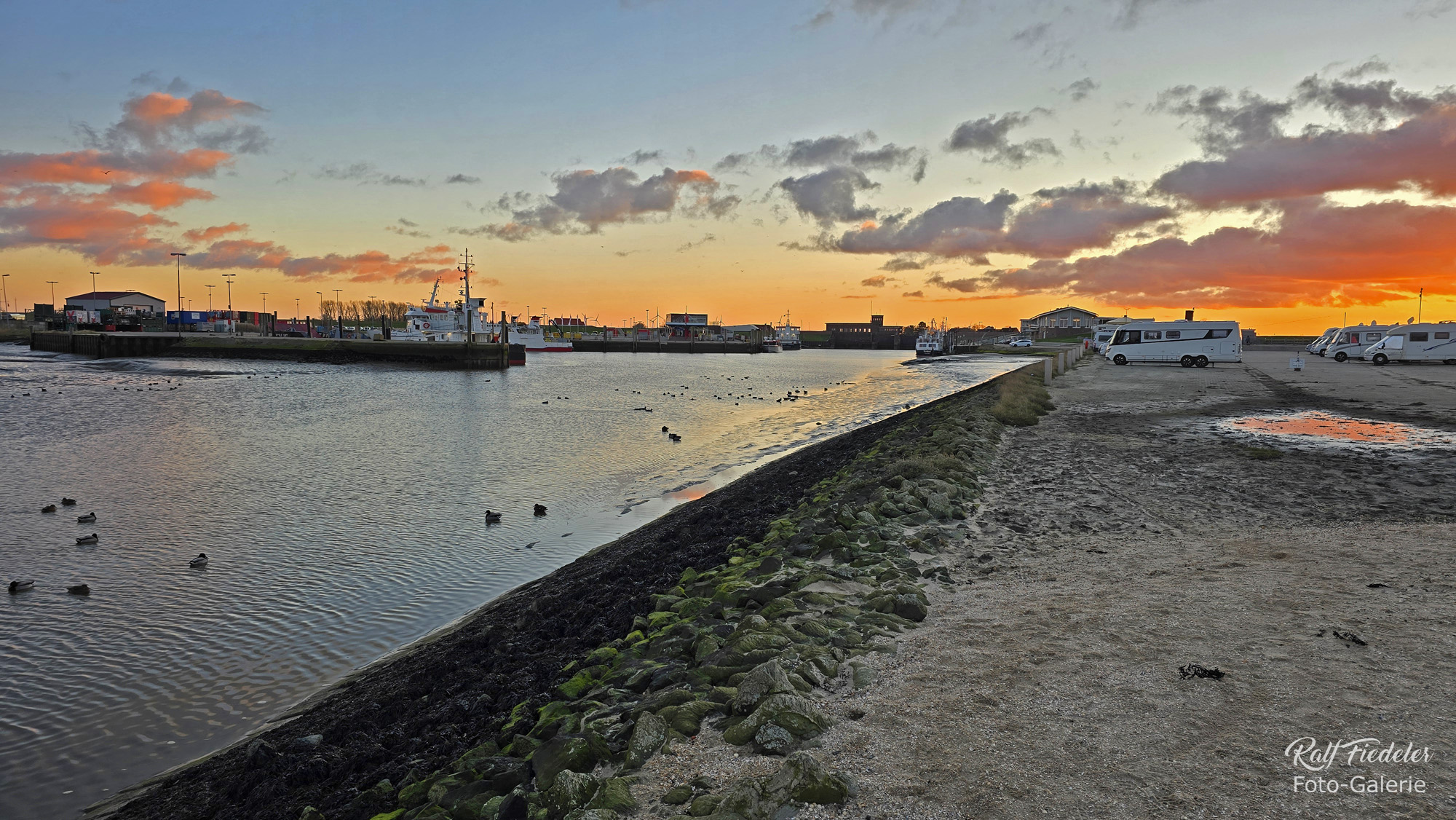 Hafen Harlesiel mit rötlichem Himmel von der Mole aus
