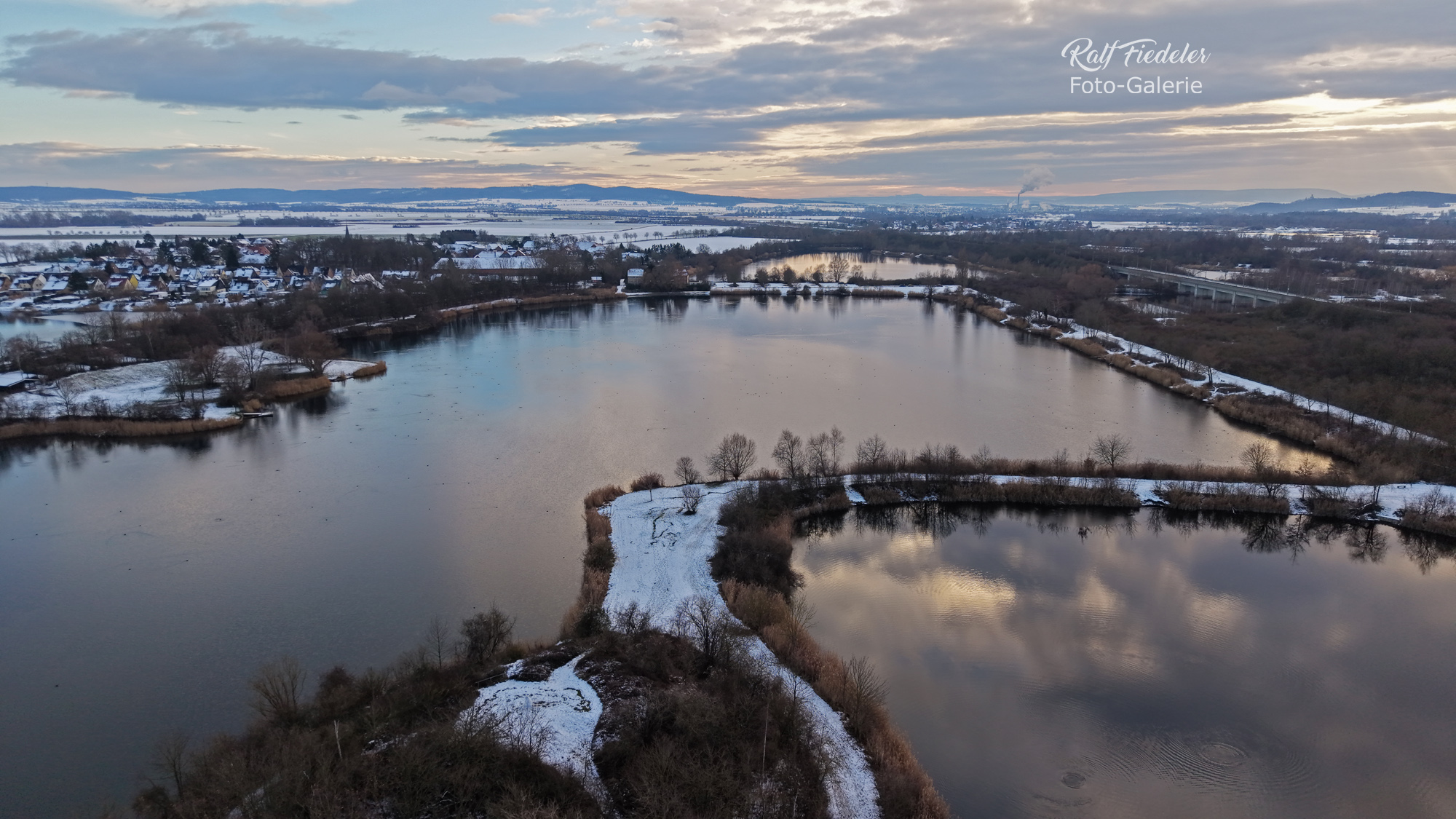 Drohnenfoto vom Giftener See und dem Giftener Badesee im Gegenlicht