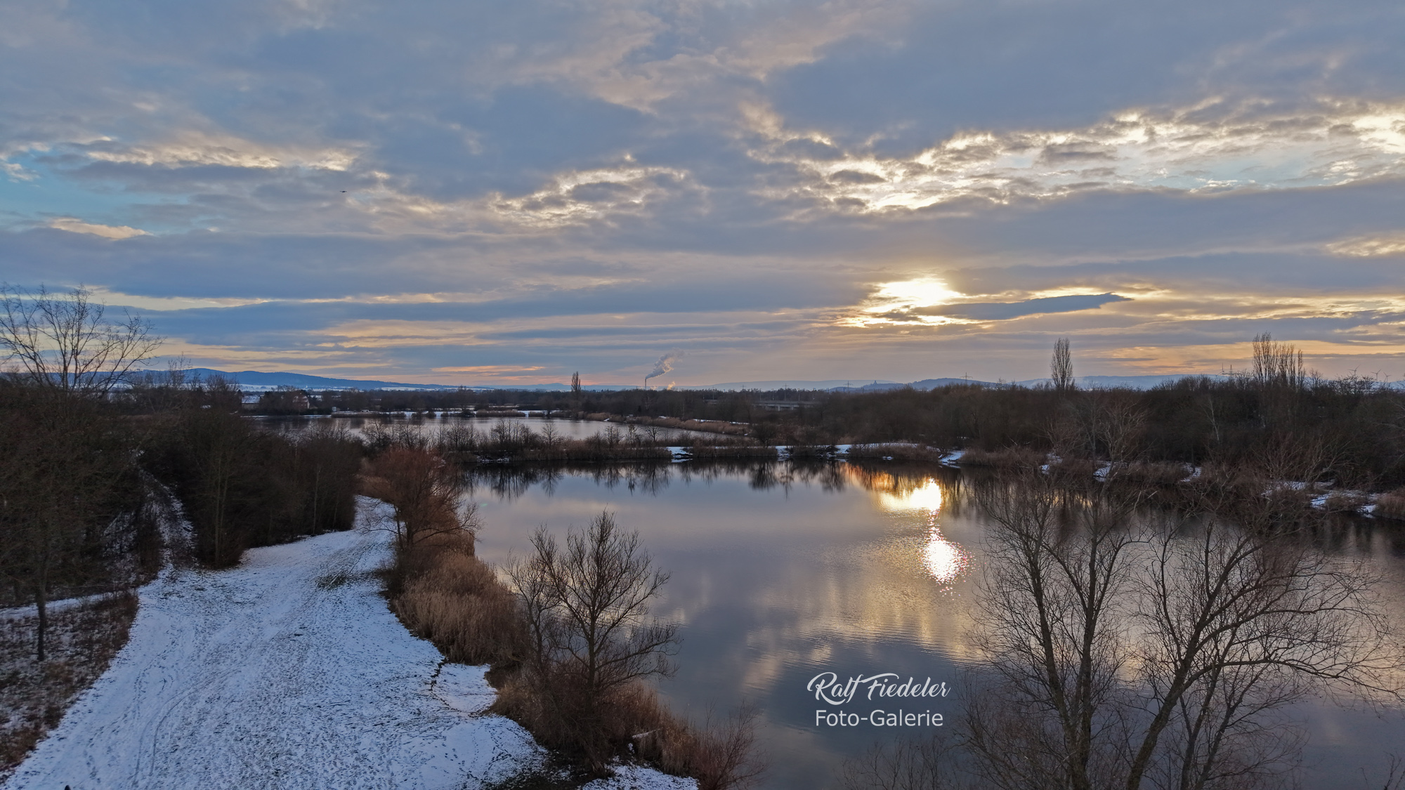 Giftener Badesee im Gegenlicht mit Sonne etwas höher aufgenommen