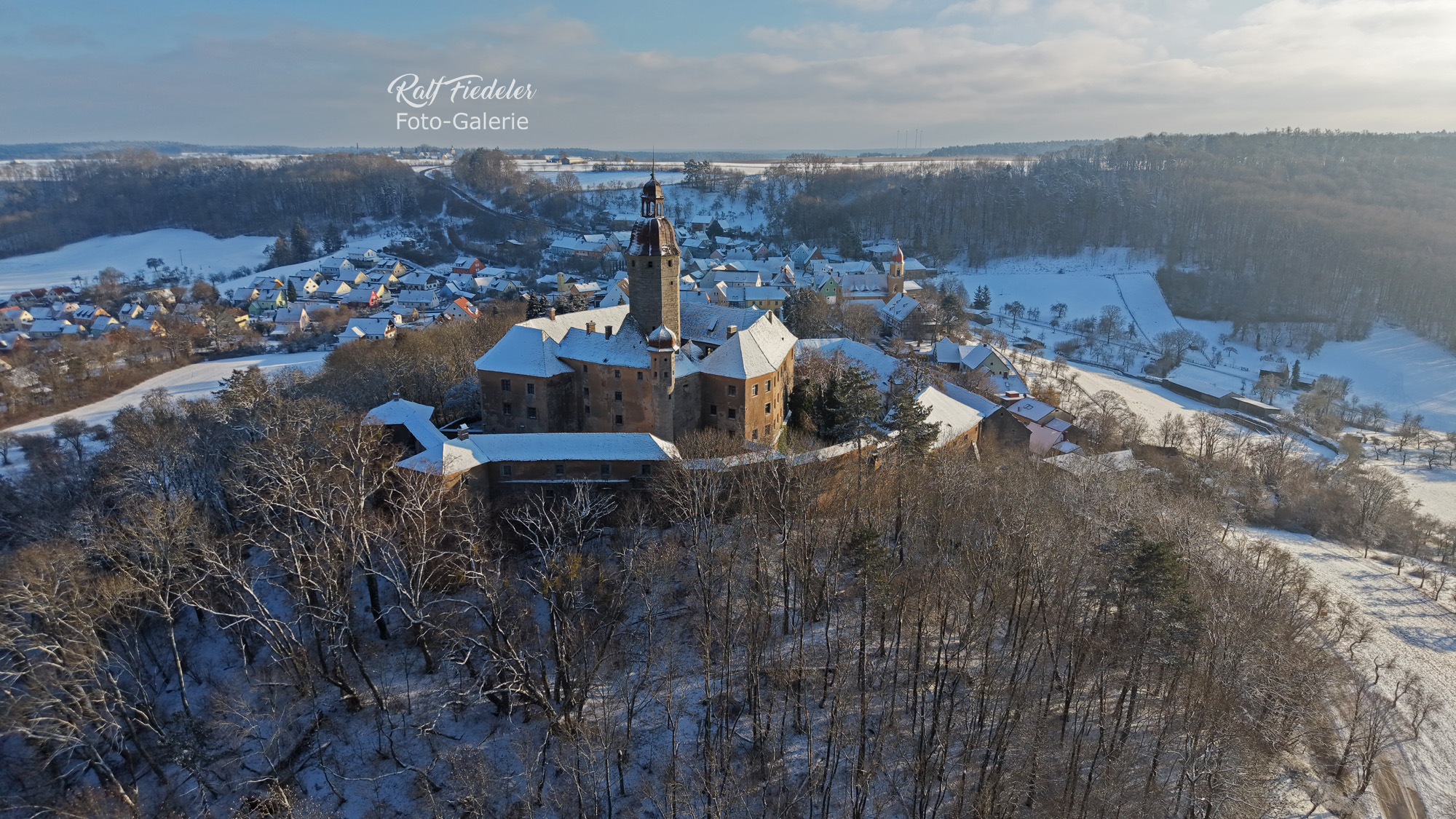 Drohnenfoto von Schloss Virnsberg im Schnee