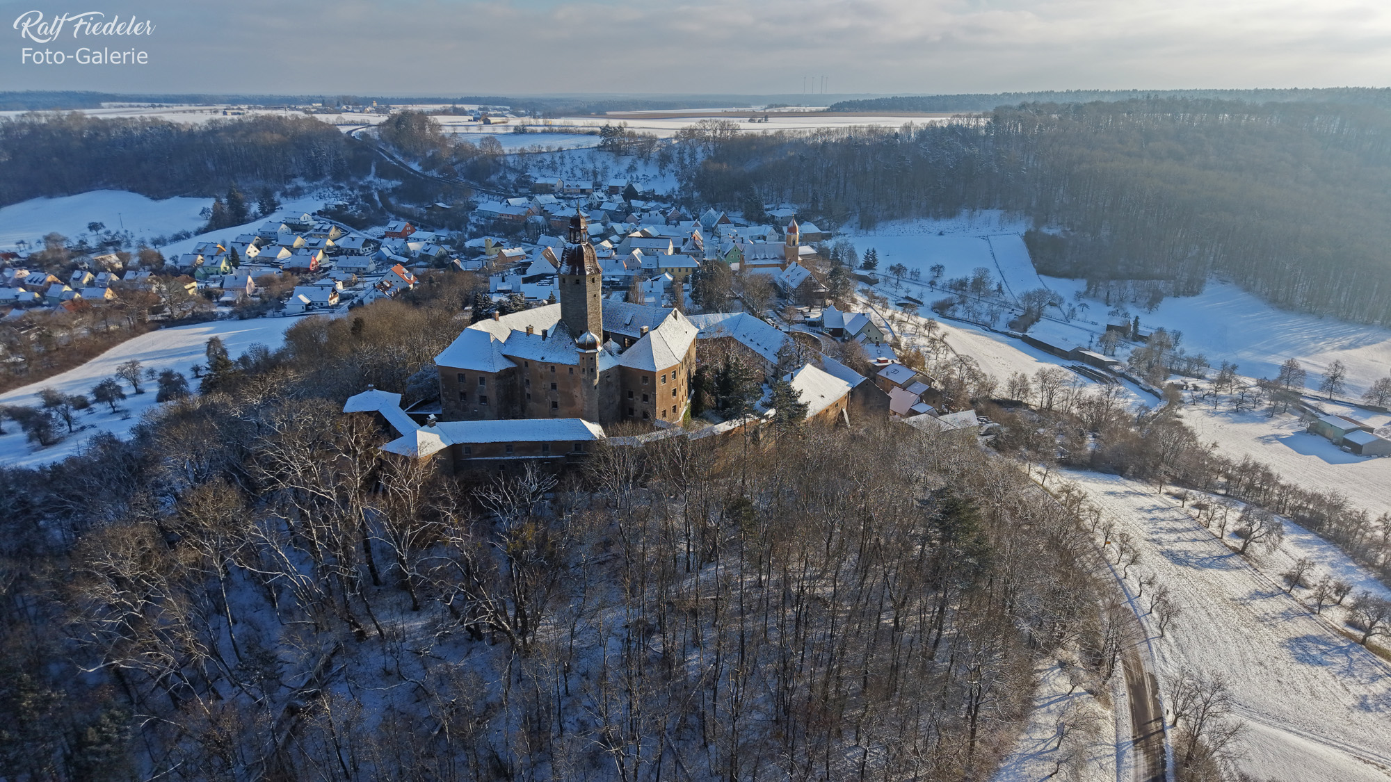 Drohnenfoto von Schloss Virnsberg im Schnee etwas weiter weg
