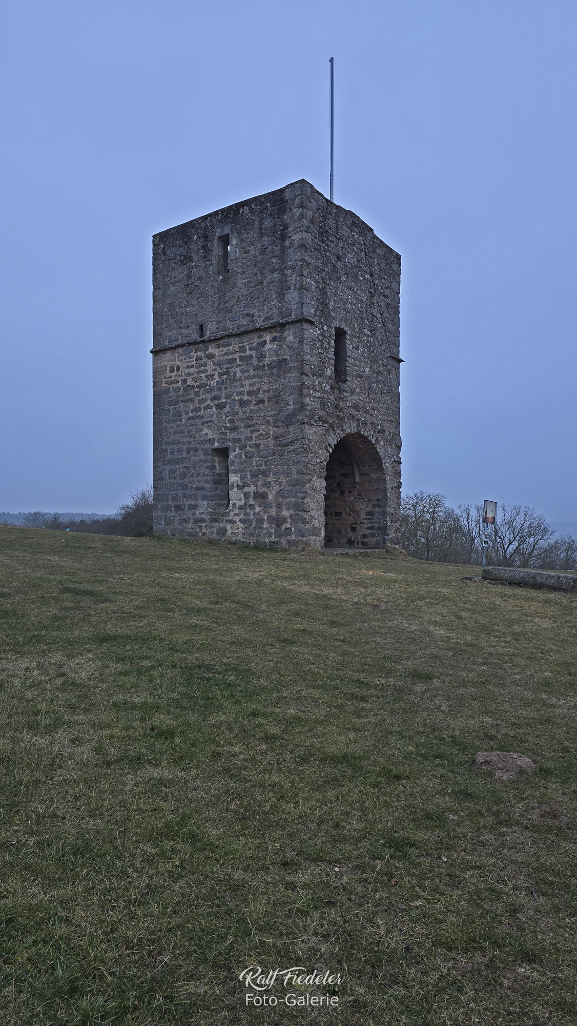 Kapellen-Ruine auf der Anhöhe bei Lehrberg mit Chor-Öffnung