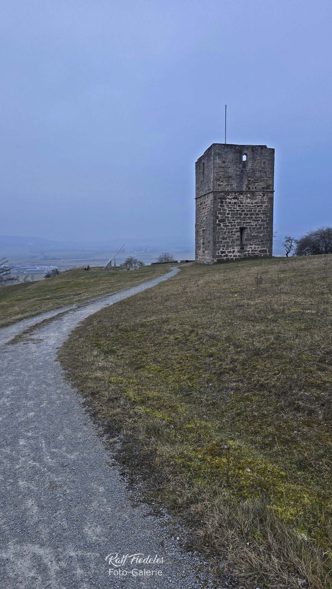 Kapellen-Ruine auf der Anhöhe bei Lehrberg mit Weg dahin