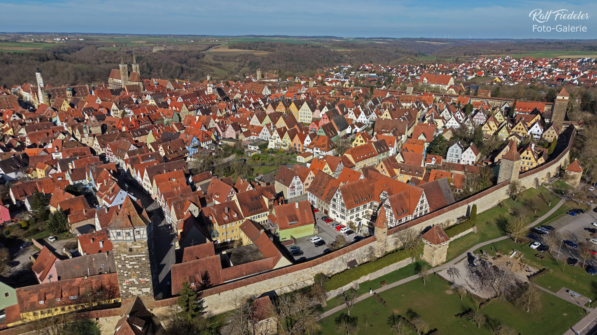 Drohnenfoto von Rothenburg ob der Tauber vom Heller Imbiss aus