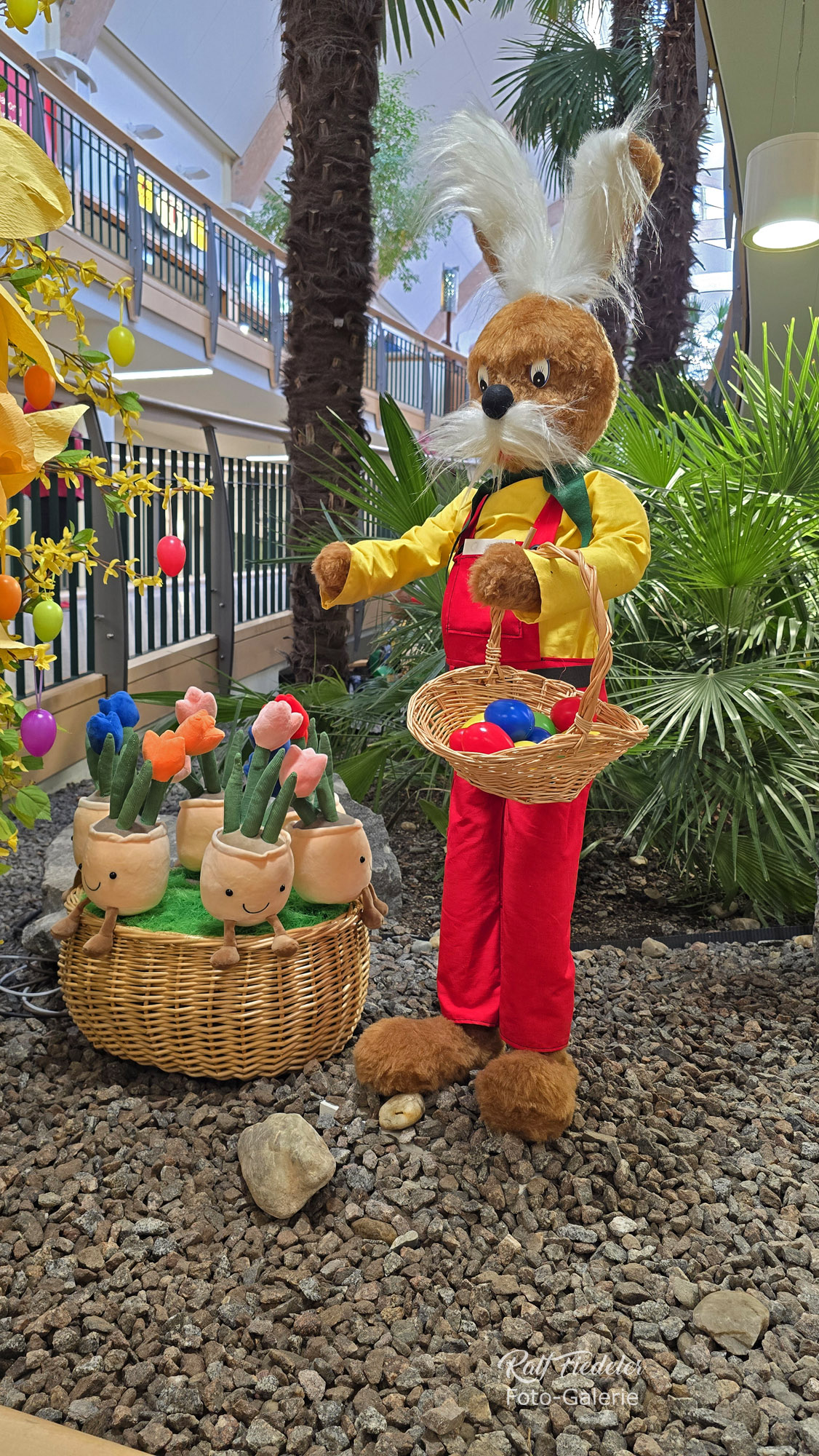 Osterdekoration im Brücken-Center in Ansbach