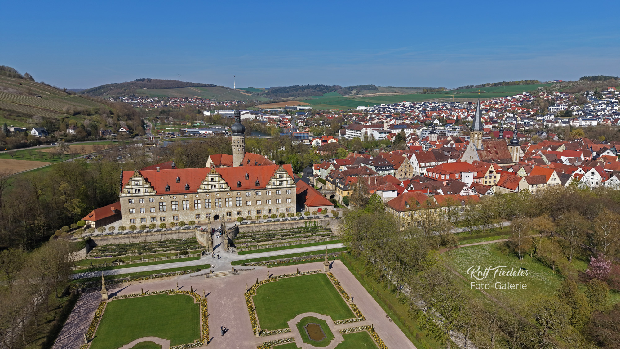 Drohnenfoto vom Schloss und Schlossgarten Weikersheim nah