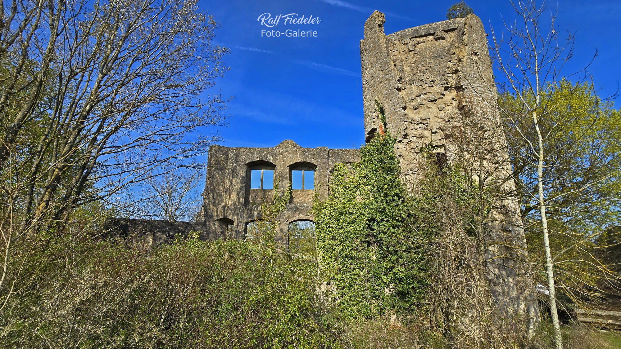 Burg Neuhaus, Rest vom ehemaligen Burgfried und eine Mauerwand
