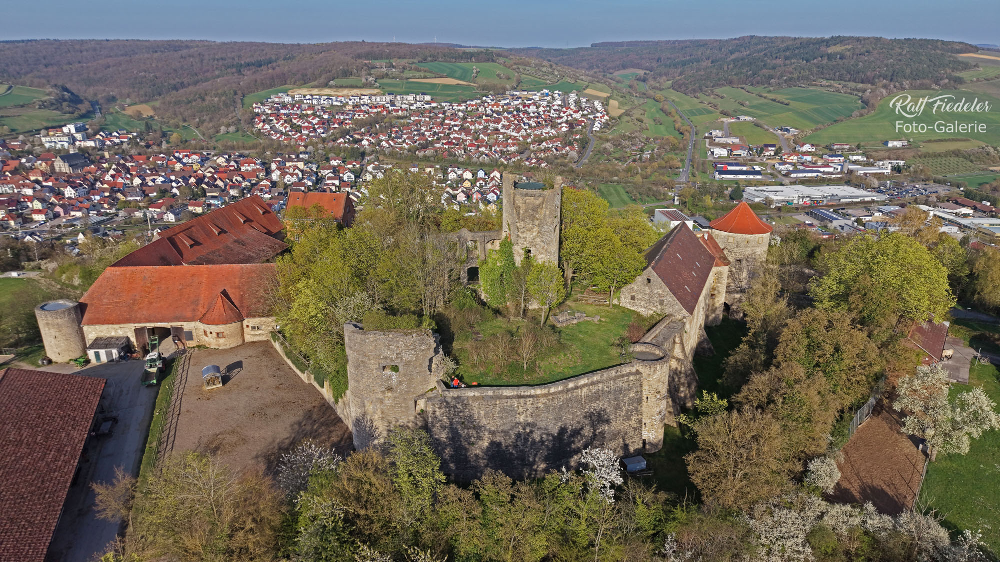 Drohnenfoto von der Burg Neuhaus mit Igersheim im Hintergrund