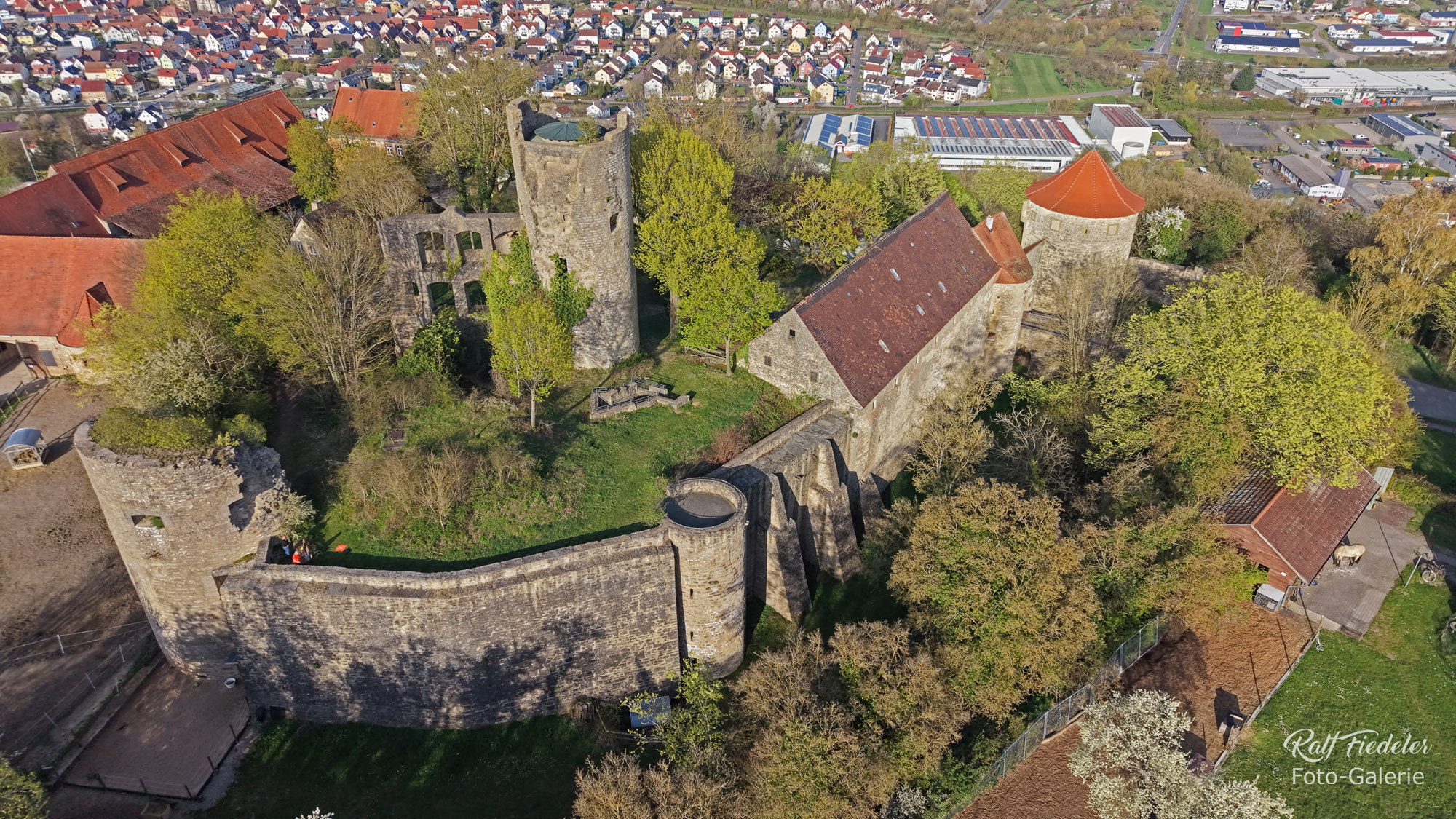 Drohnenfoto von der Burg Neuhaus nah