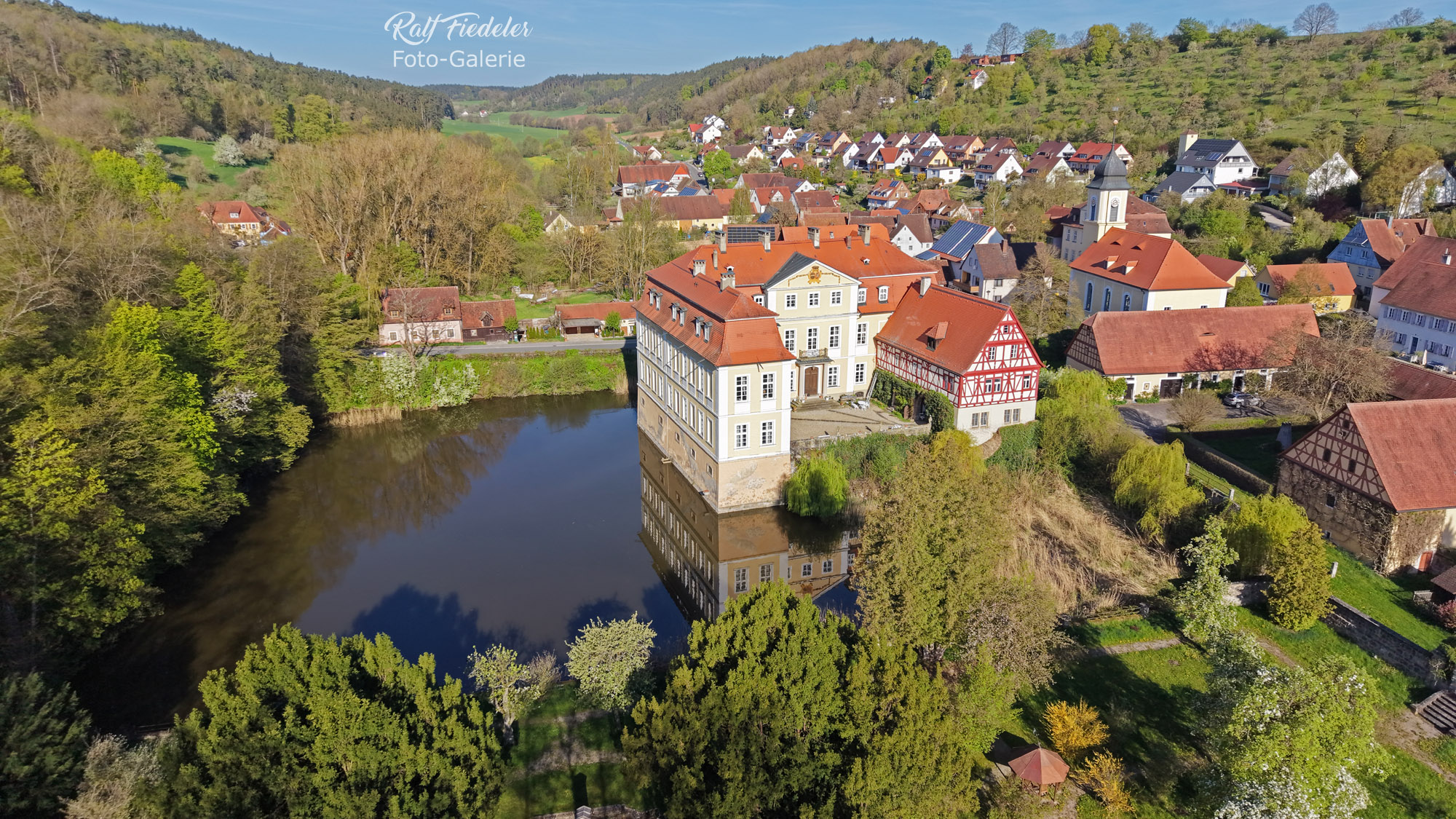 Drohnenfoto vom Wasserschloss Rügland bei größerer Flughöhe