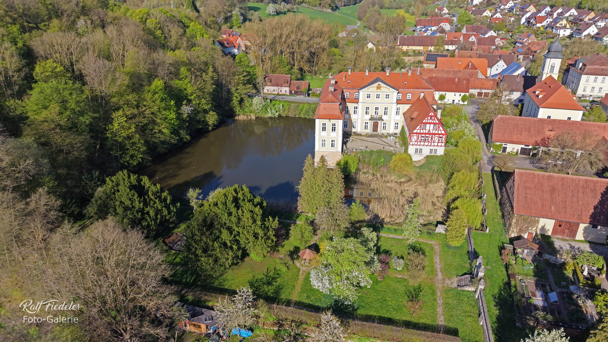 Drohnenfoto vom Wasserschloss Rügland aus mehr östlicher Richtung