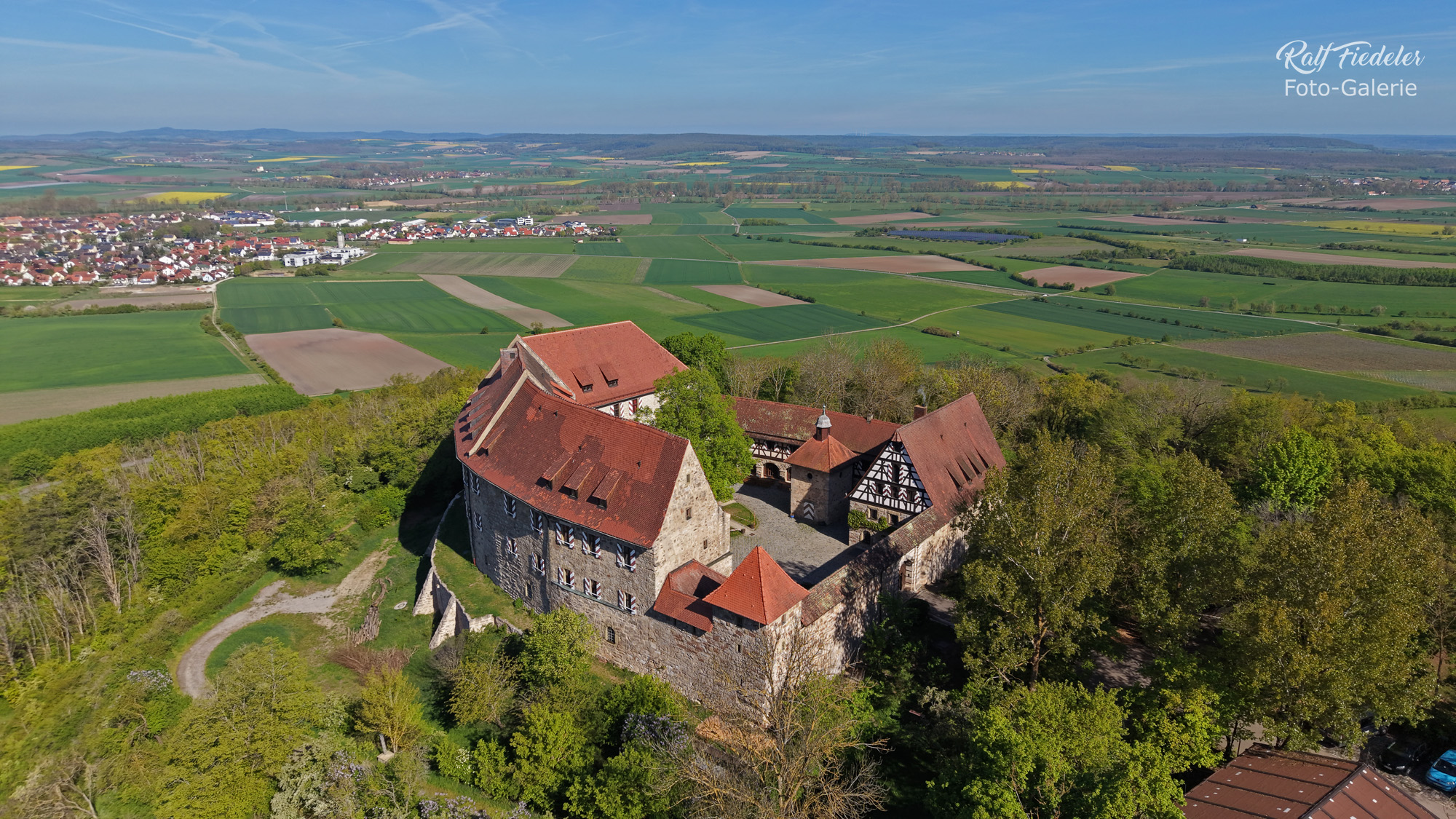 Drohnenfoto von der Burg Hoheneck aus süd-östlicher Richtung