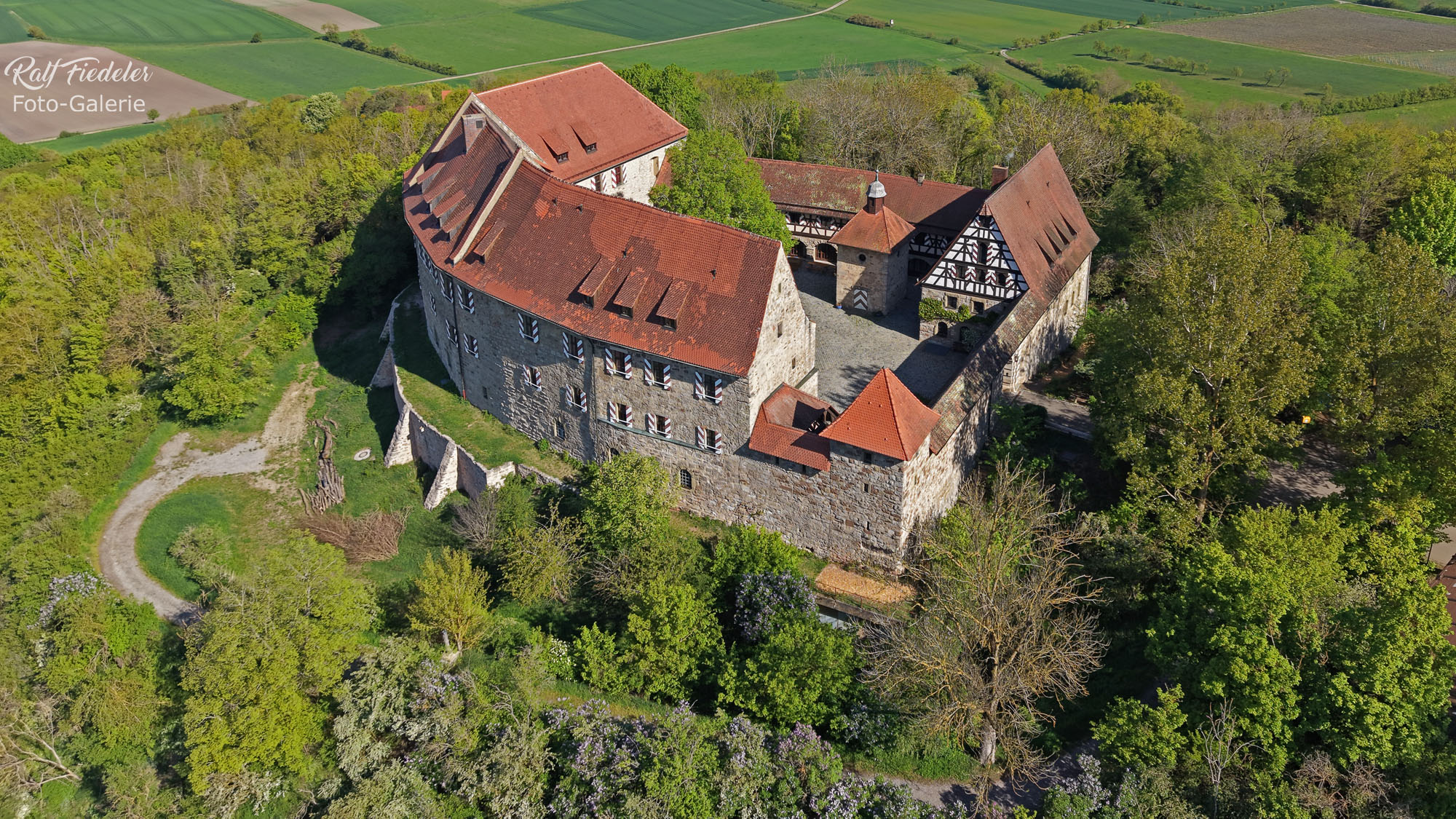 Drohnenfoto von der Burg Hoheneck ganz nah