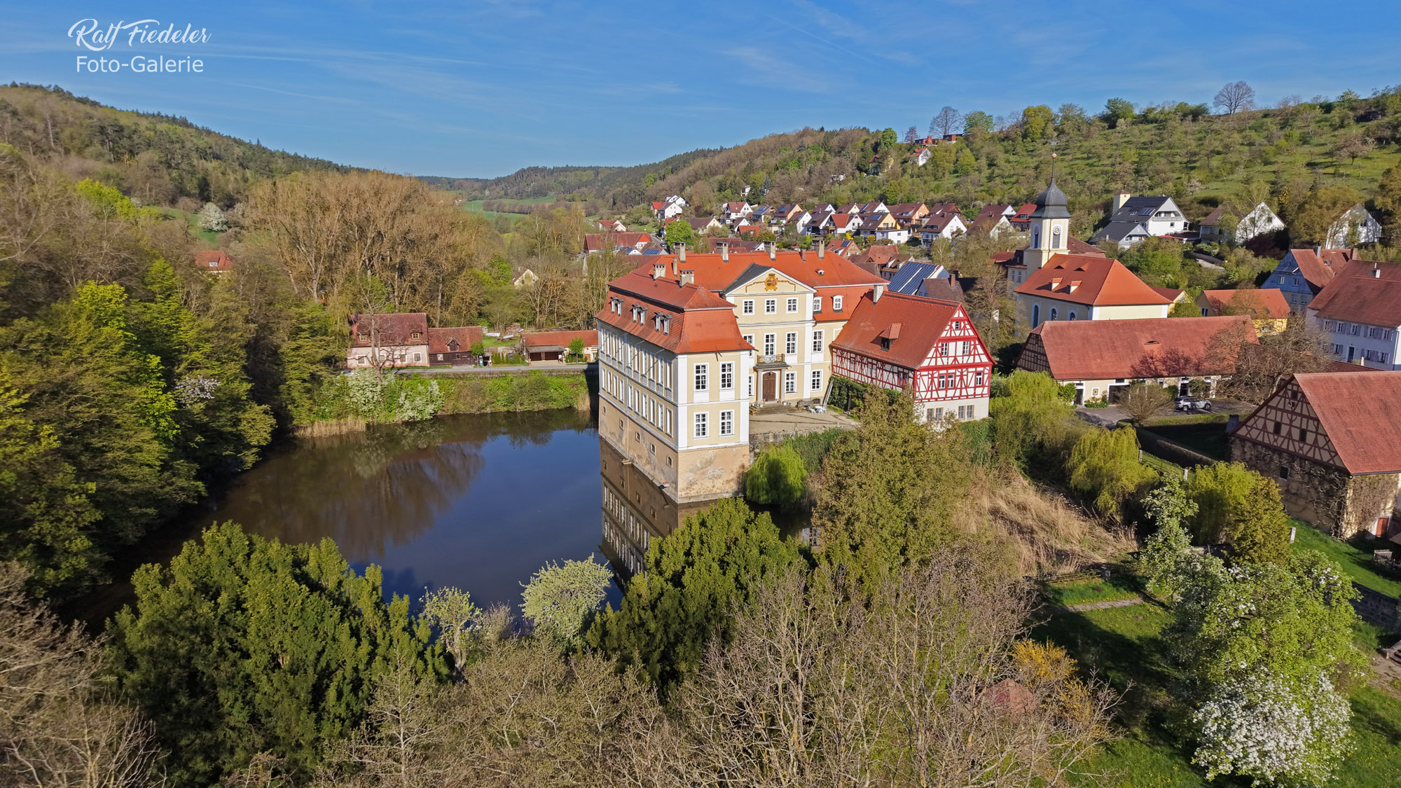 Drohnenfoto vom Wasserschloss Rügland bei geringer Flughöhe