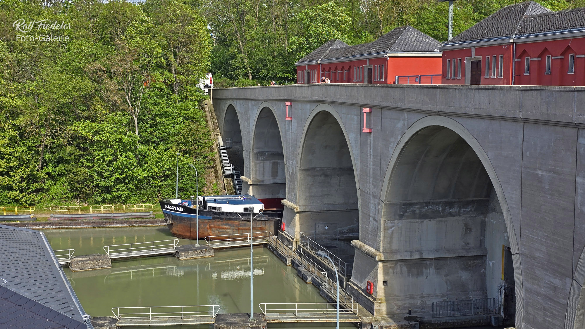 Ausfahrt eines Binnenschiffes aus der Hindenburgschleuse von der Seite