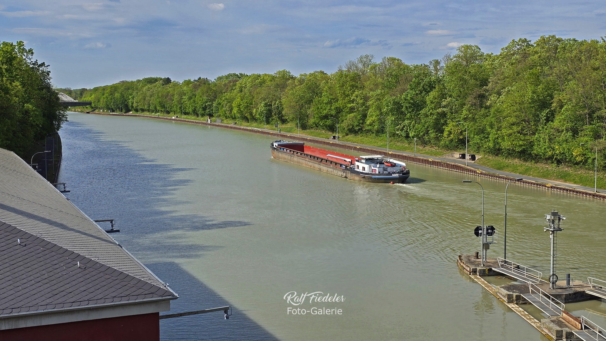 Binnenschiffes auf dem Mittellandkanal nach der Ausfahrt aus der Hindenburgschleuse
