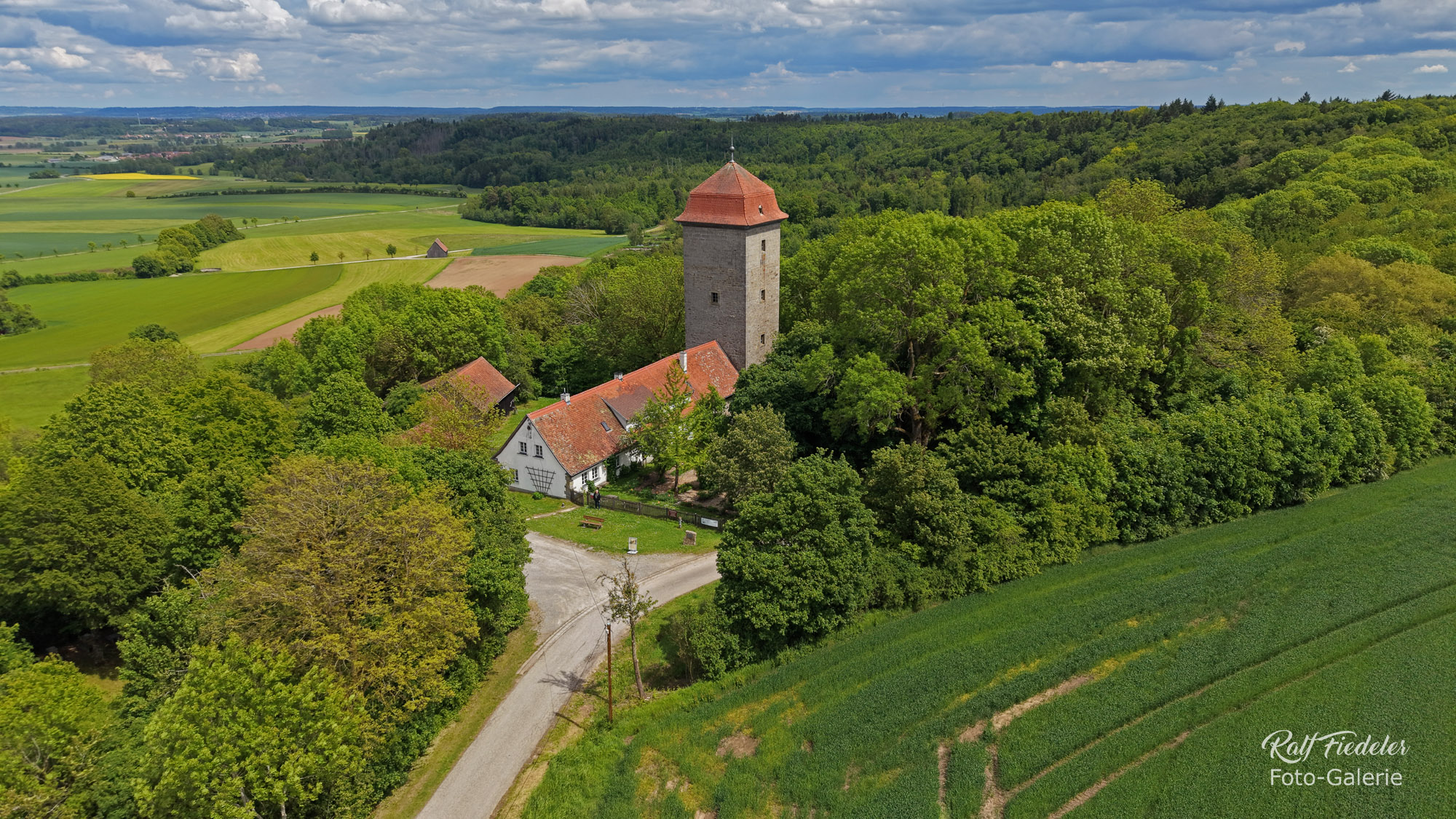 Drohnenfoto vom historischen Wasserkraftwerk für Schloss Schillingsfürst