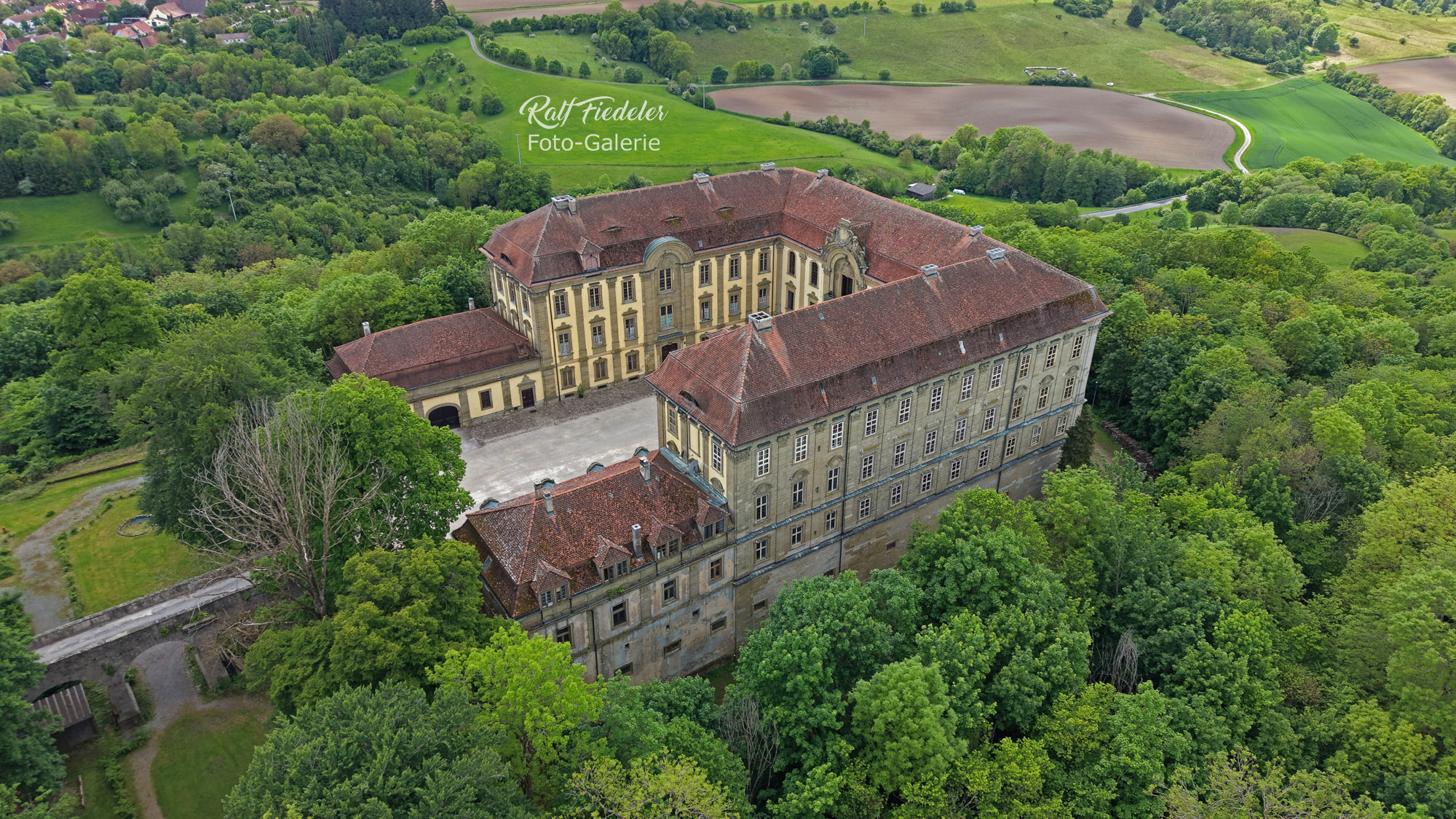 Drohnenfoto vom Schloss Schillingsfürst