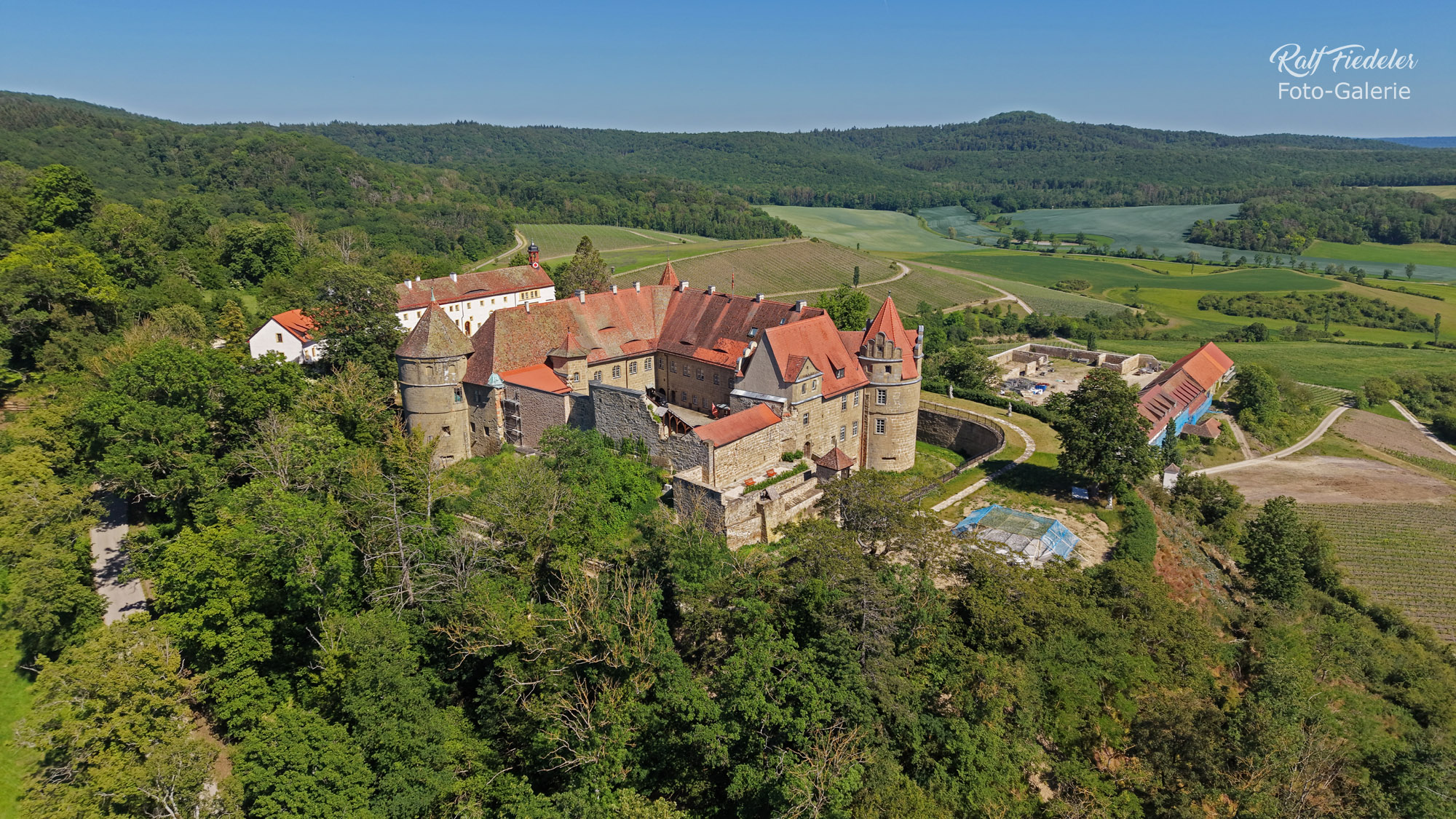 Drohnenfoto vom Schloss Frankenberg aus nordwestlicher Richtung