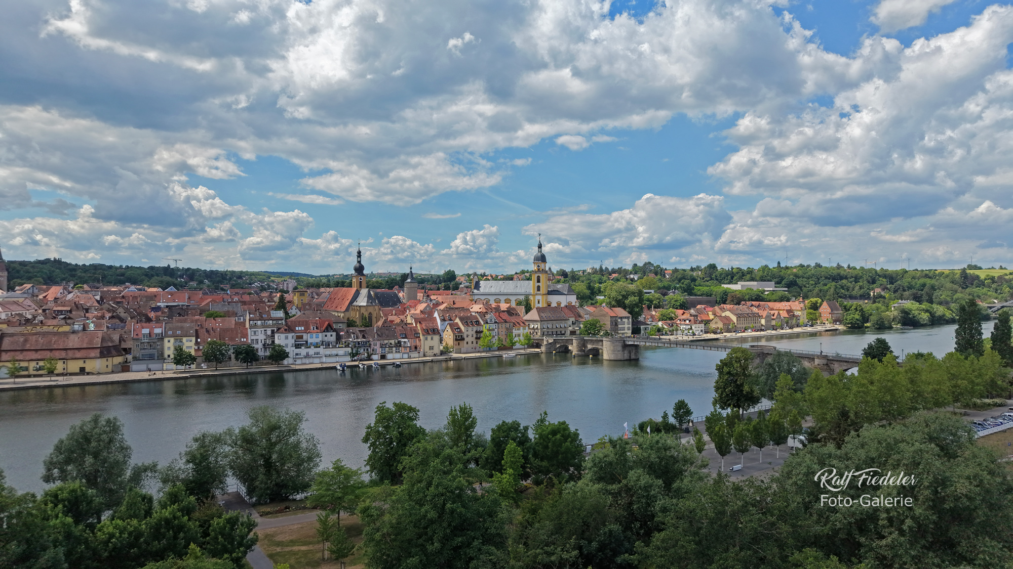 Drohnenfoto von der alten Mainbrücke in Kitzingen und der Altstadt in 30m Flughöhe