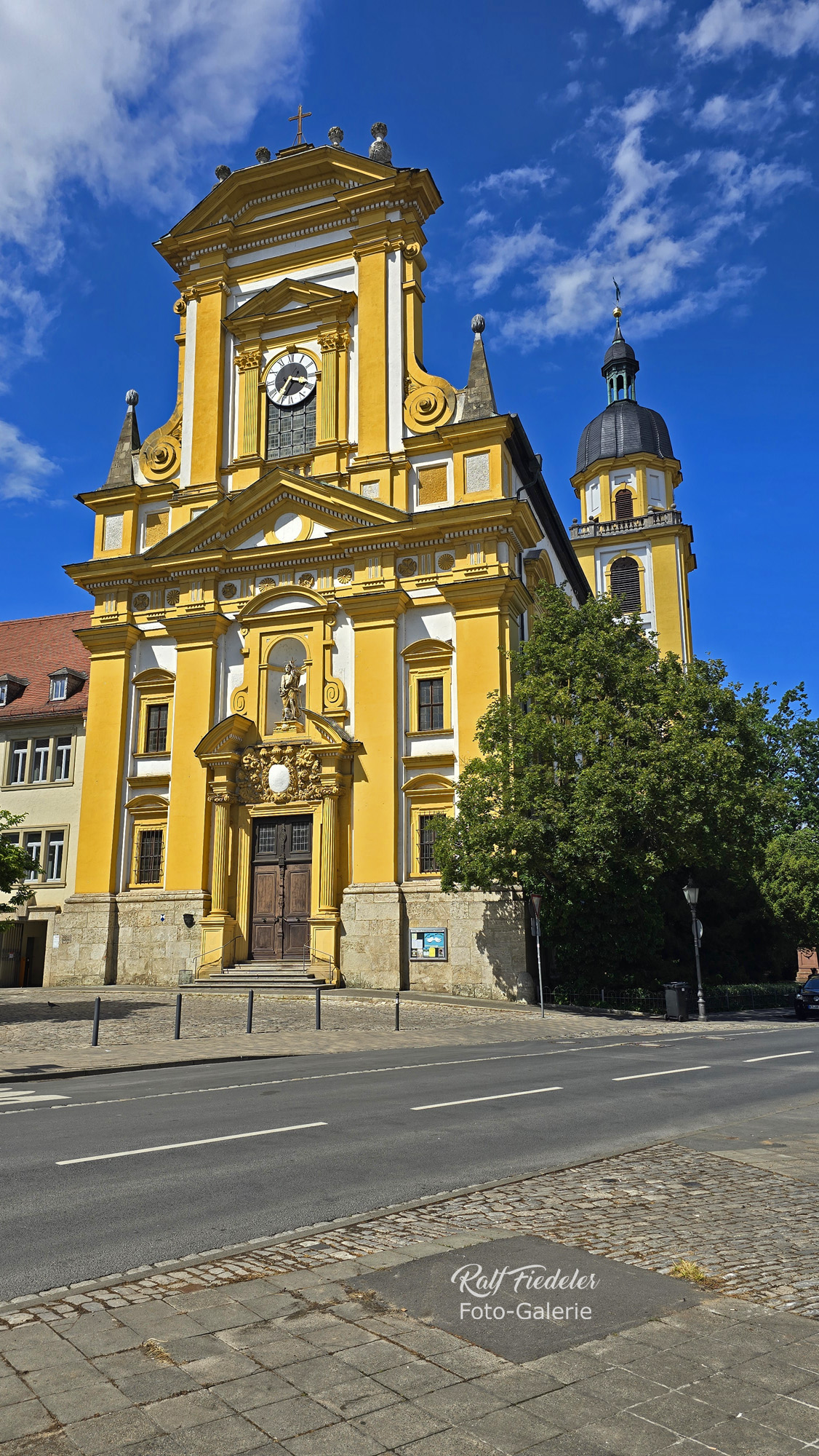 Gelbes Eingangsportal der Evangelisch-Lutherische Stadtkirche Kitzingen