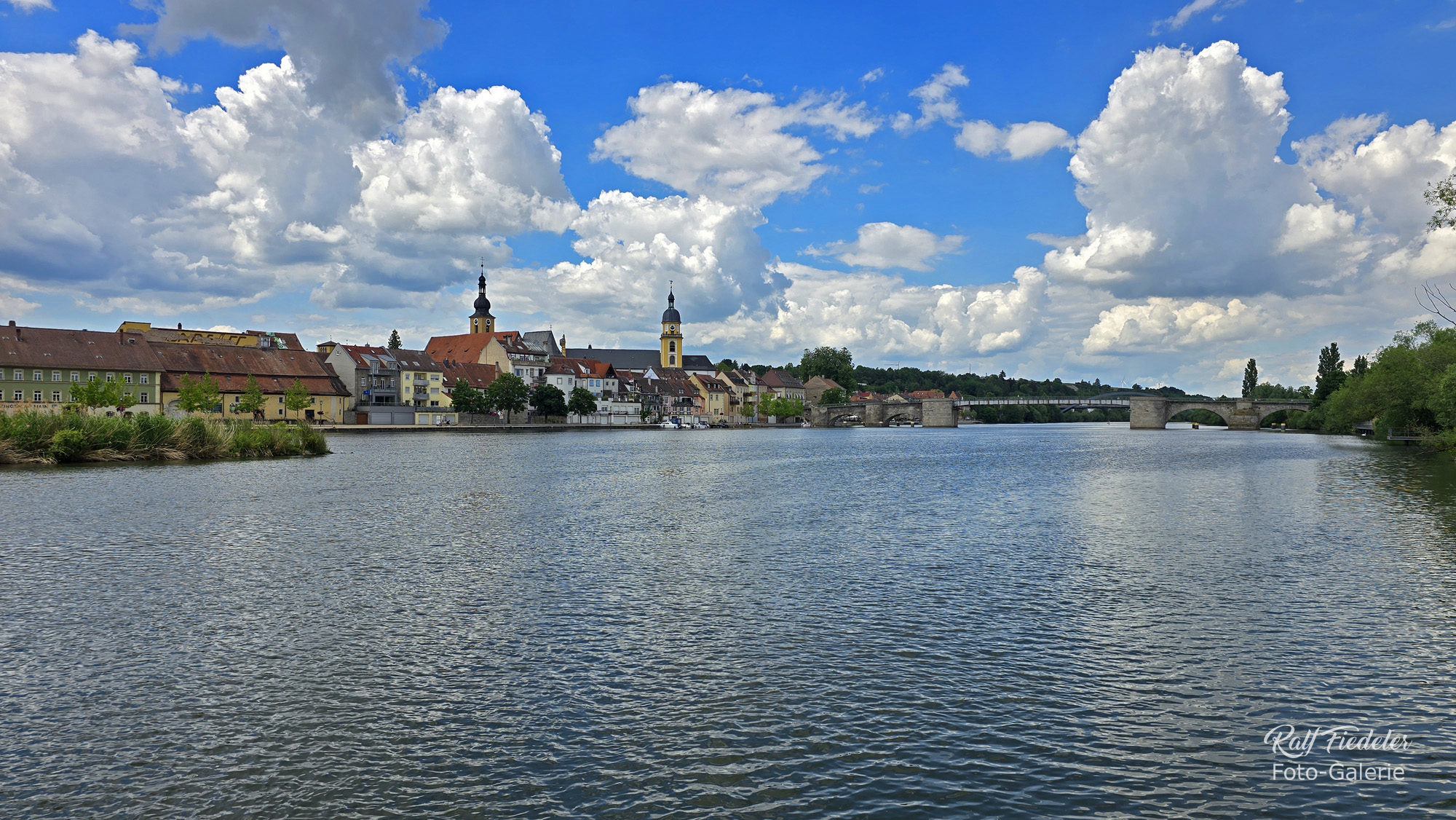 Alte Mainbrücke und Altstadt in Kitzingen von dem Kitzinger Stadtbalkon aus