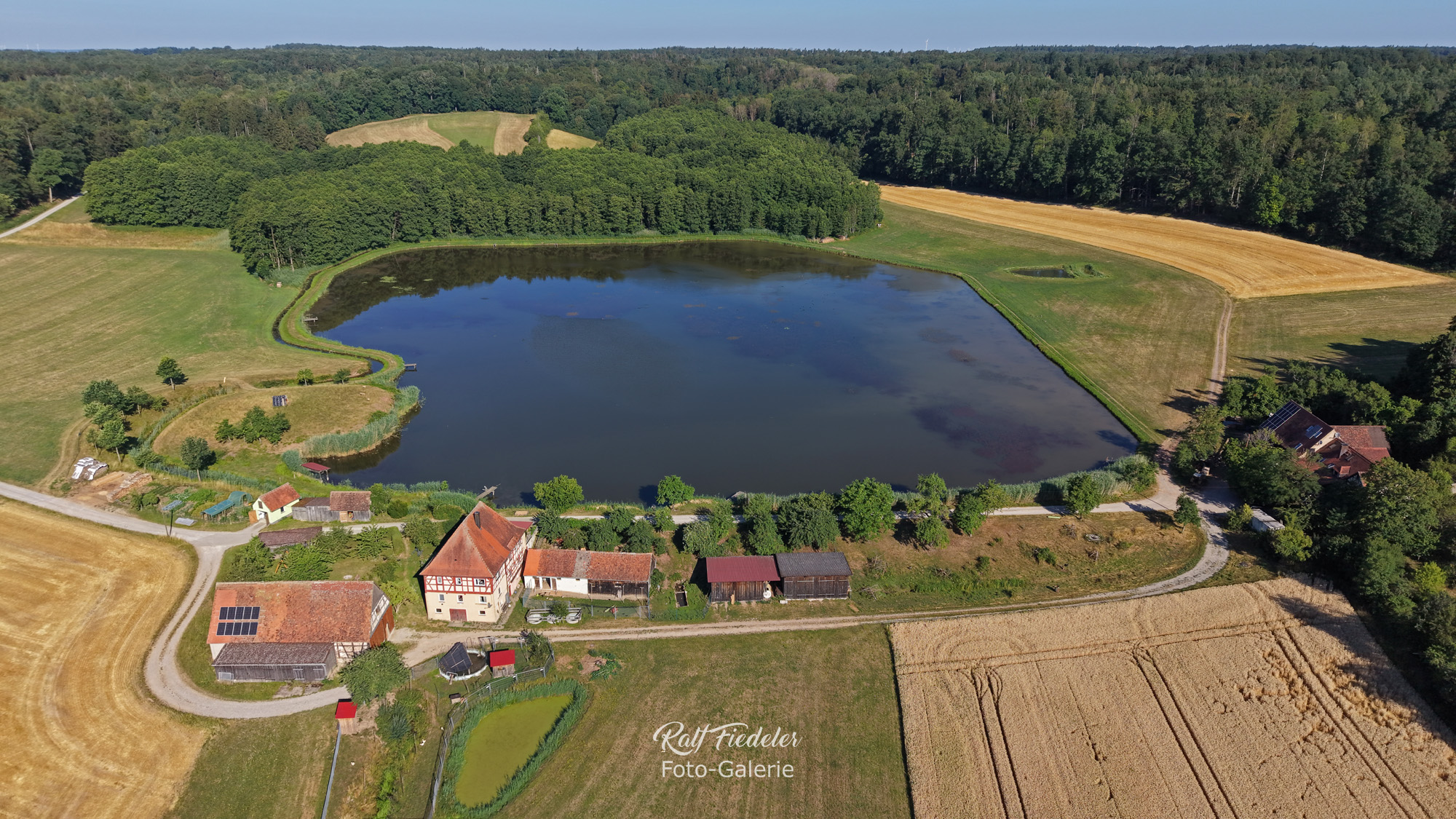 Drohnen-Foto von Karrach-Mühle und Karrachsee etwas näher