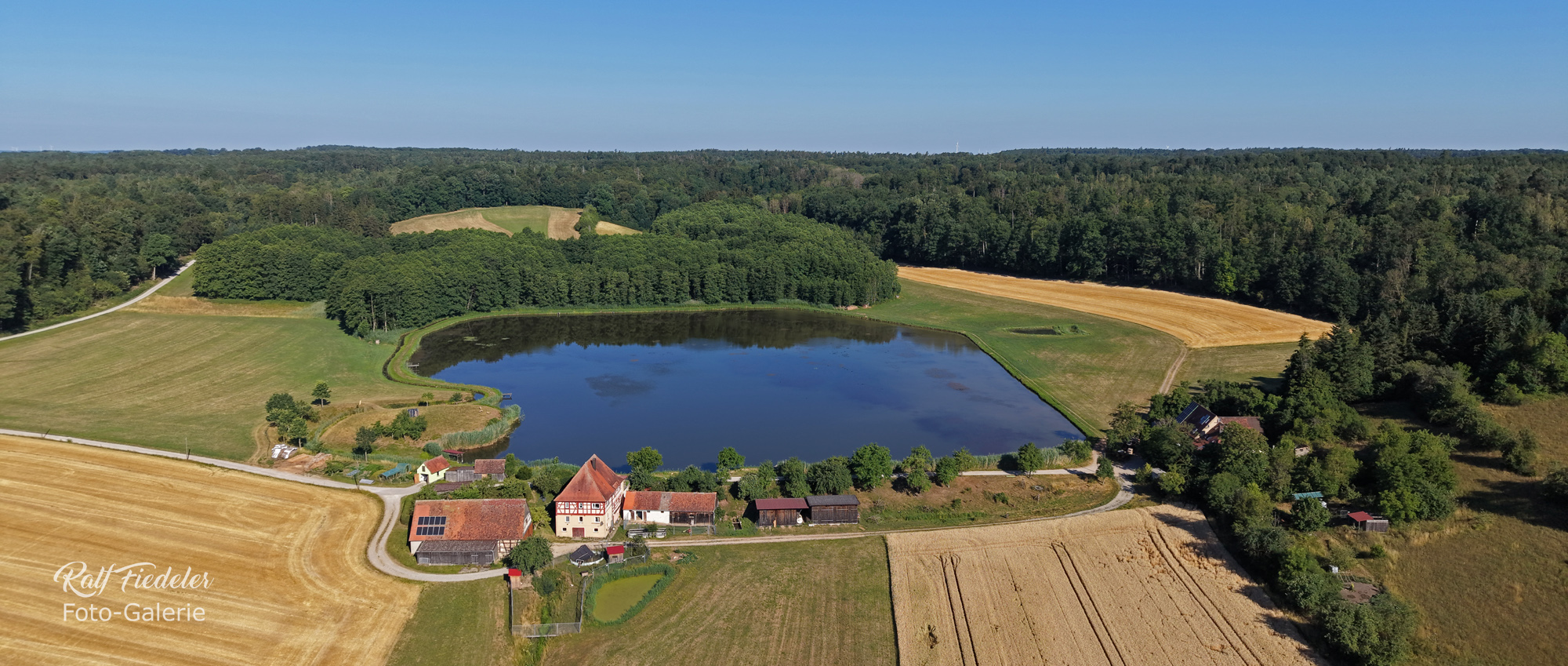 Drohnen-Panoramafoto von Karrach-Mühle und Karrachsee
