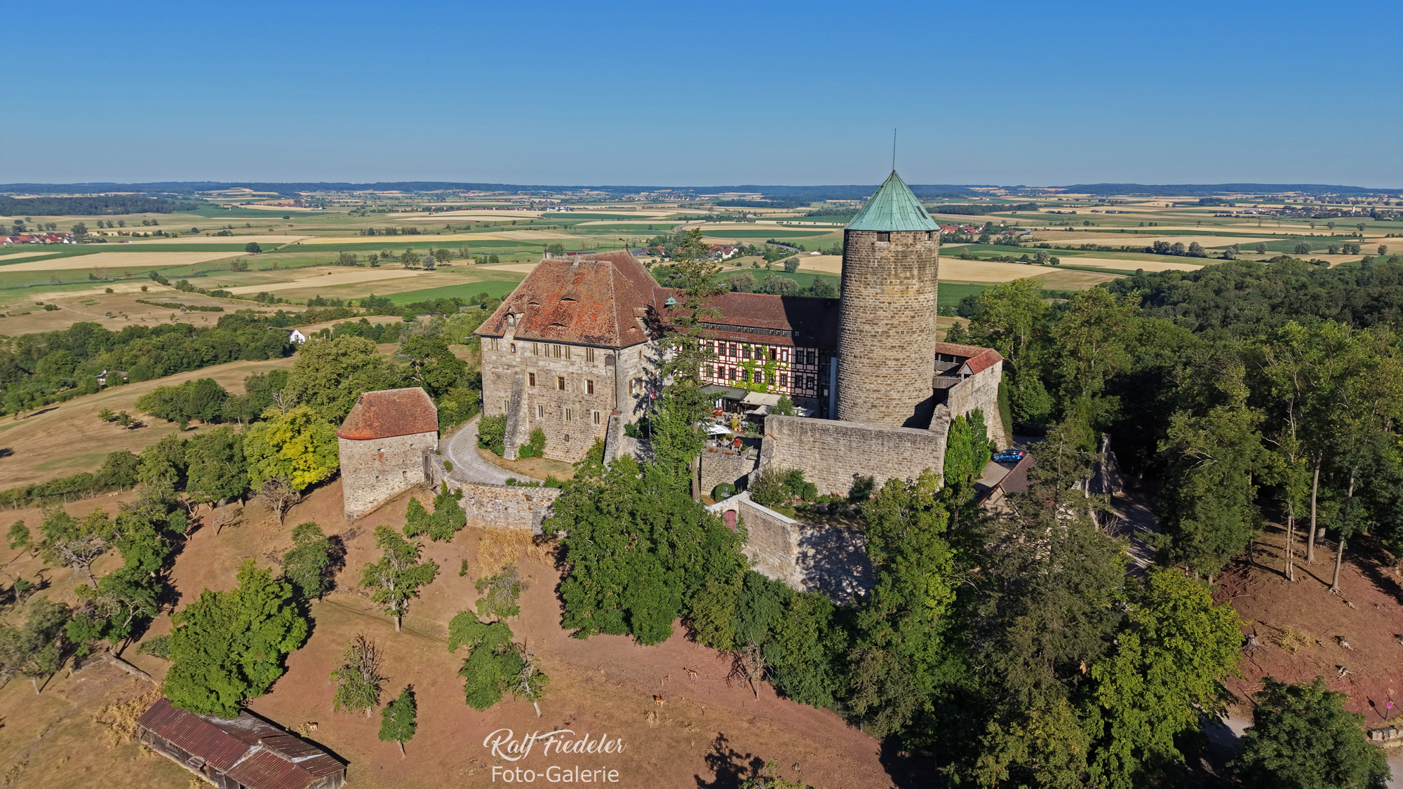 Drohnenfoto von der Burg Colmberg am frühen Morgen nah