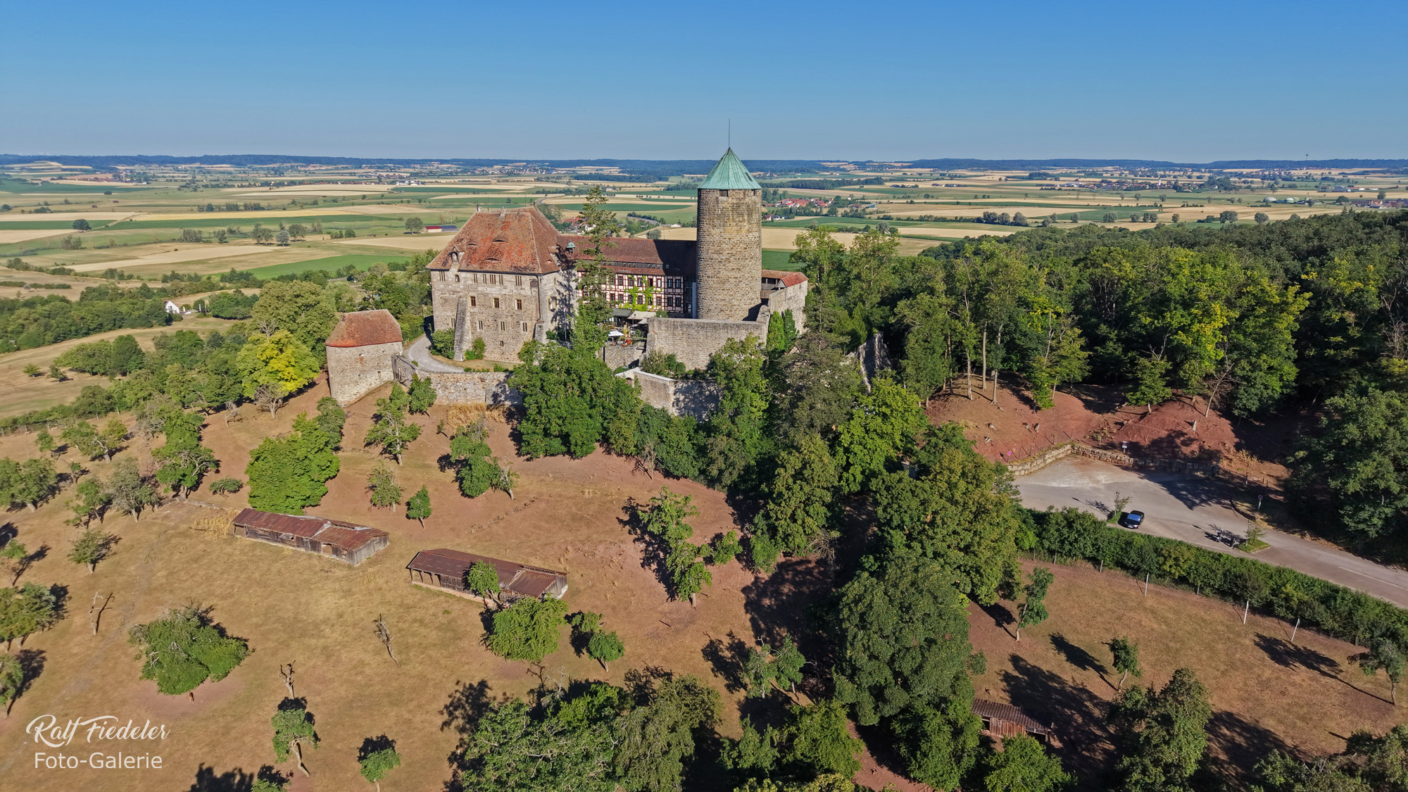 Drohnenfoto von der Burg Colmberg am frühen Morgen