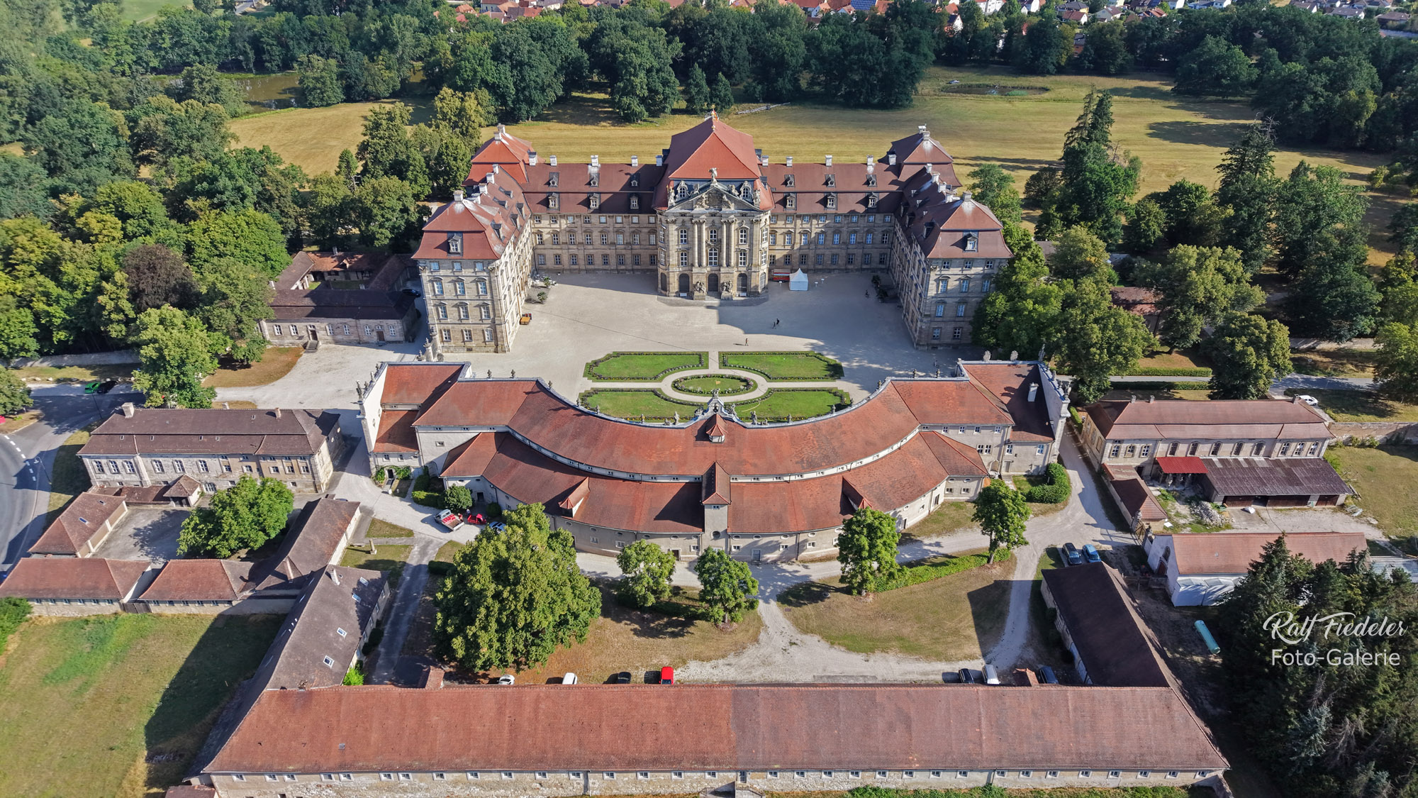 Drohnenfoto von Schloss Weißenstein in Pommersfelden nah