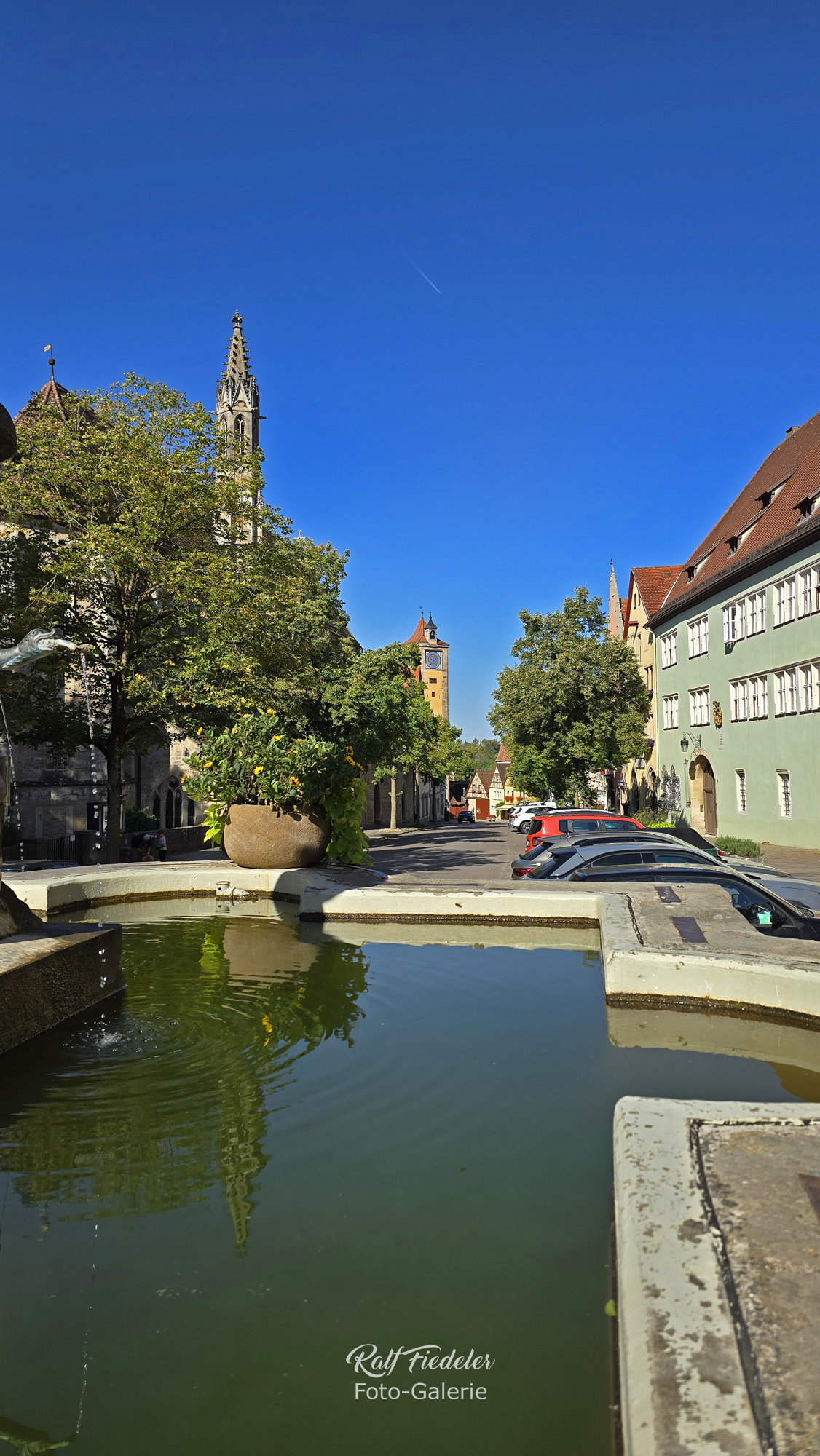 Rothenburg ob der Tauber, Herrnbrunnen und das Burgtor im Hintergrund