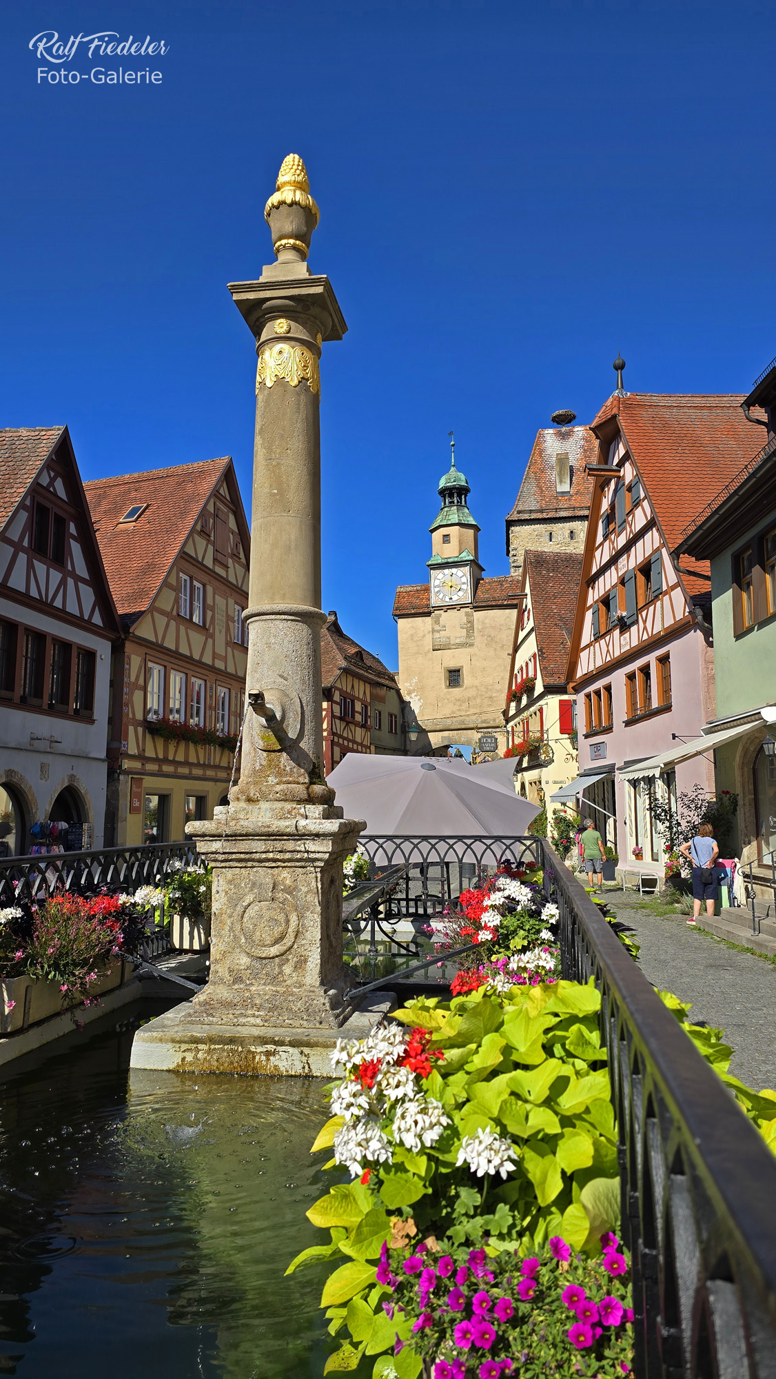 Rothenburg ob der Tauber, der Röderbrunnen und der Markusturm mit Röderbogen