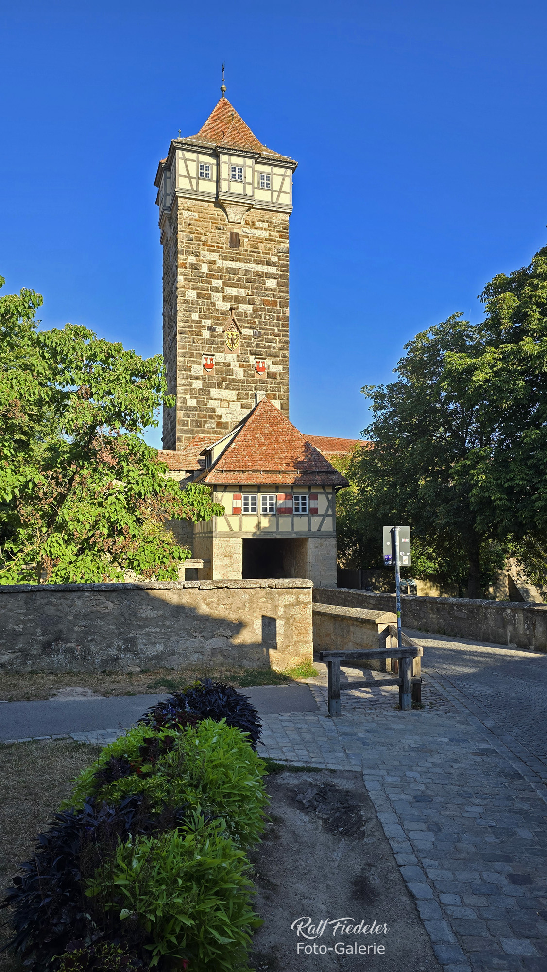 Rothenburg ob der Tauber, der Röderturm in der Morgensonne