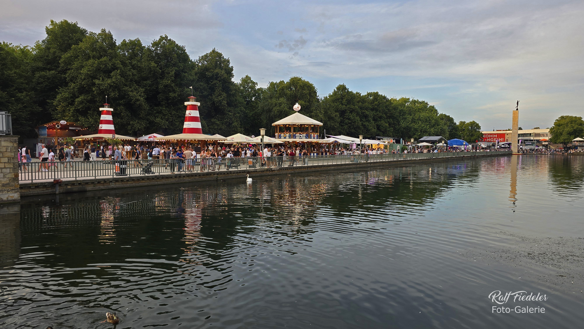 Nordufer während des Maschsee-Festes zur blauen Stunde