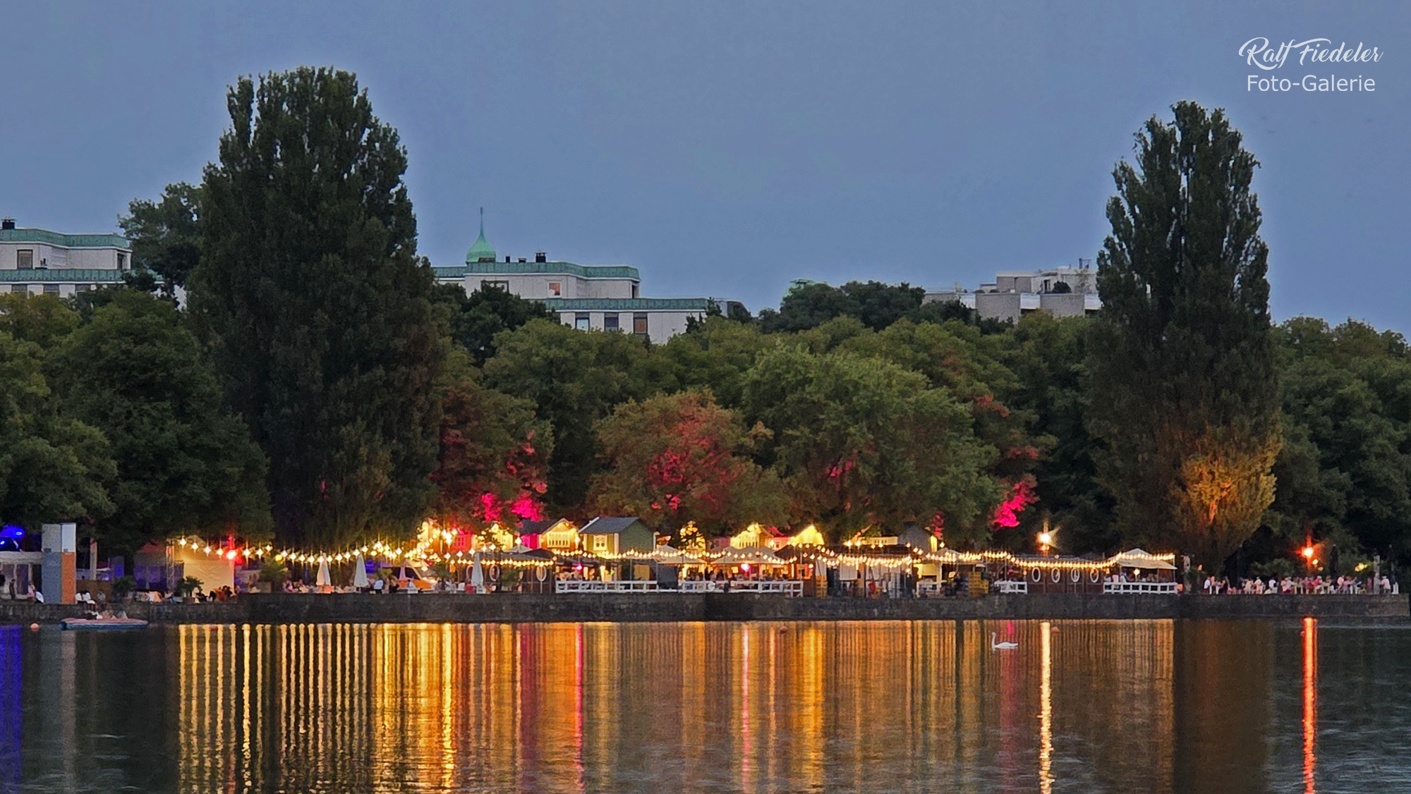 Beleuchteter Geibelplatz während des Maschsee-Festes in der Dunkelheit