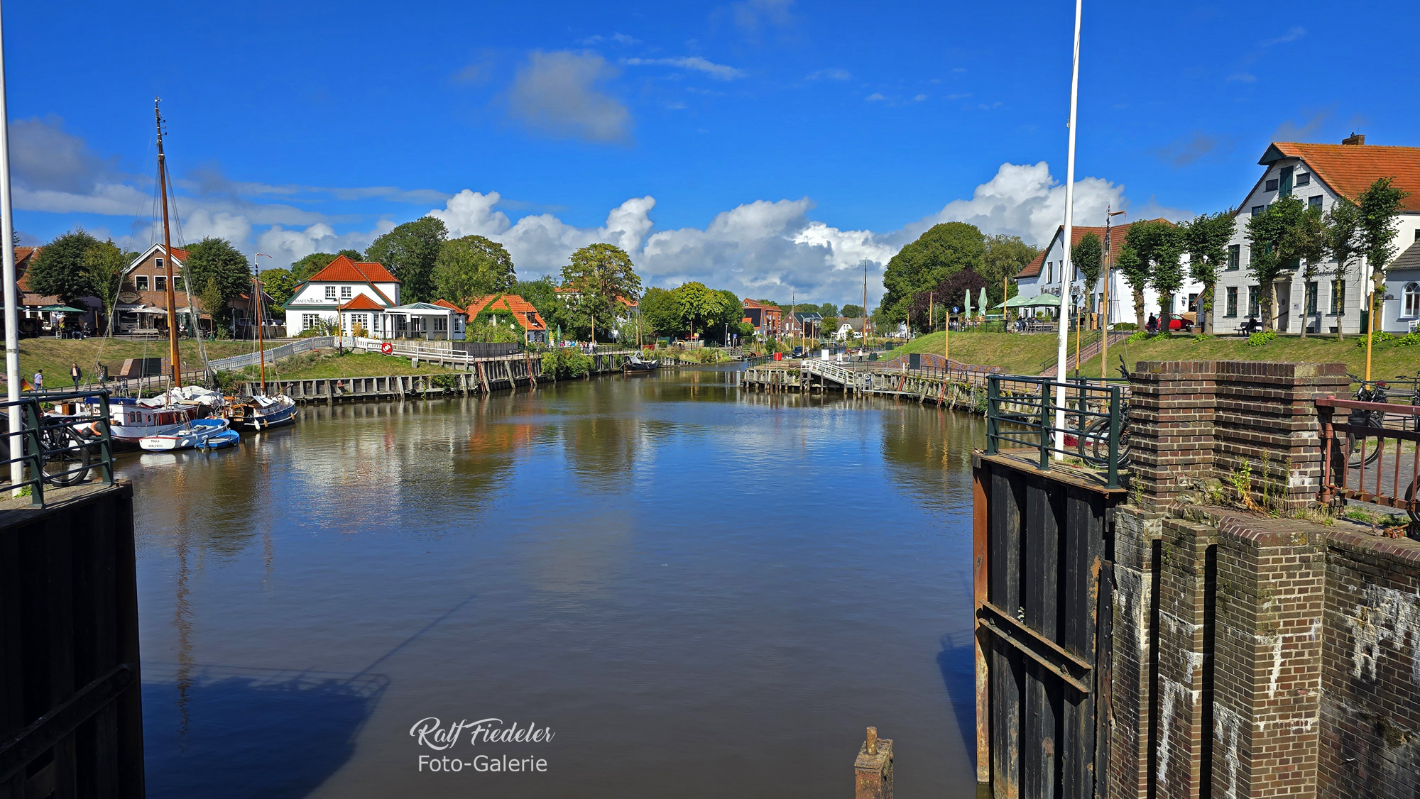 Museumhafen in Carolinensiel von der Schleuse aus