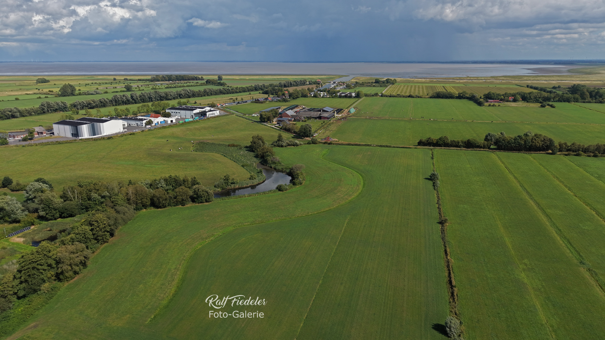 Drohnenfoto von der Vareler Schleuse und dem Jadebusen